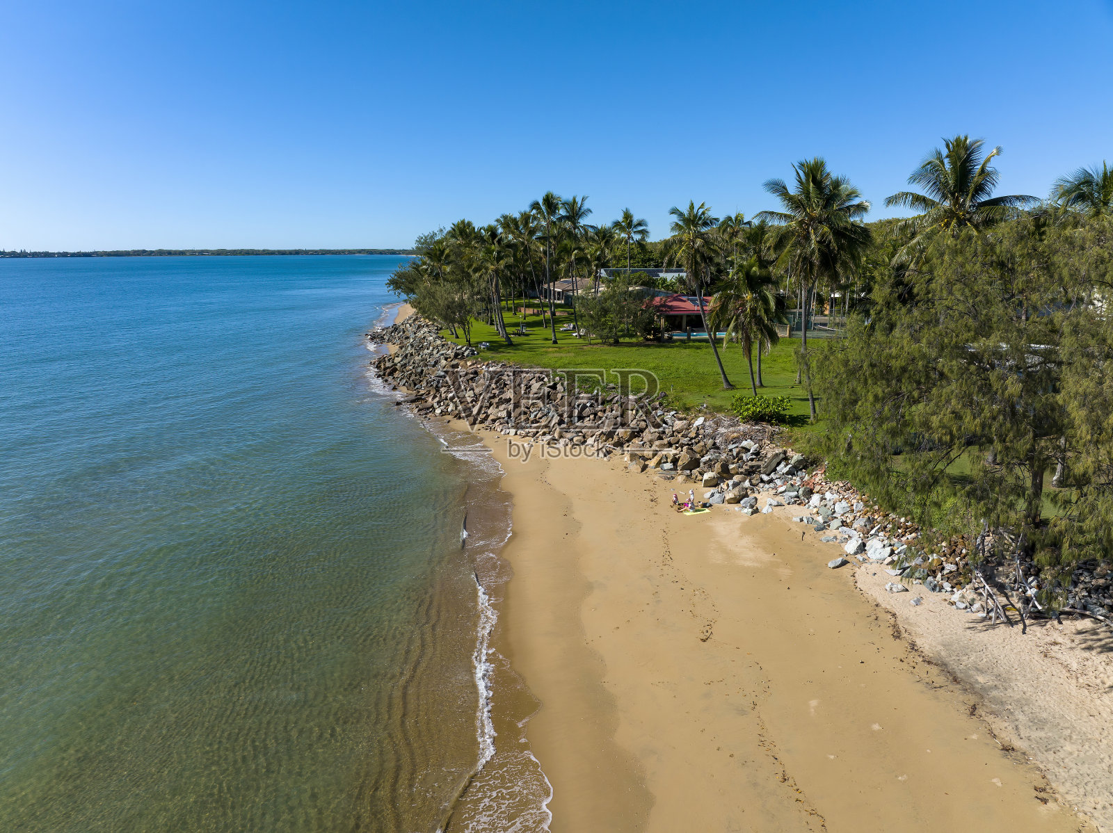 热带海滩旅游胜地的无人机空中景观照片摄影图片