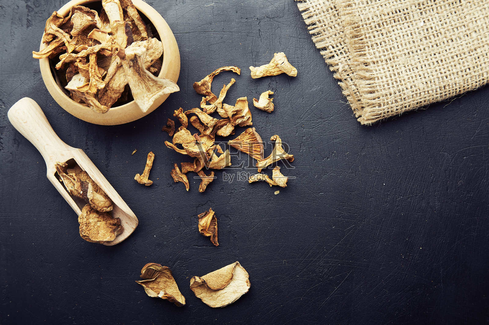 干牛肝菌和鸡油菌蘑菇在乡村背景。富含抗氧化剂的食物。天然野生食品照片摄影图片