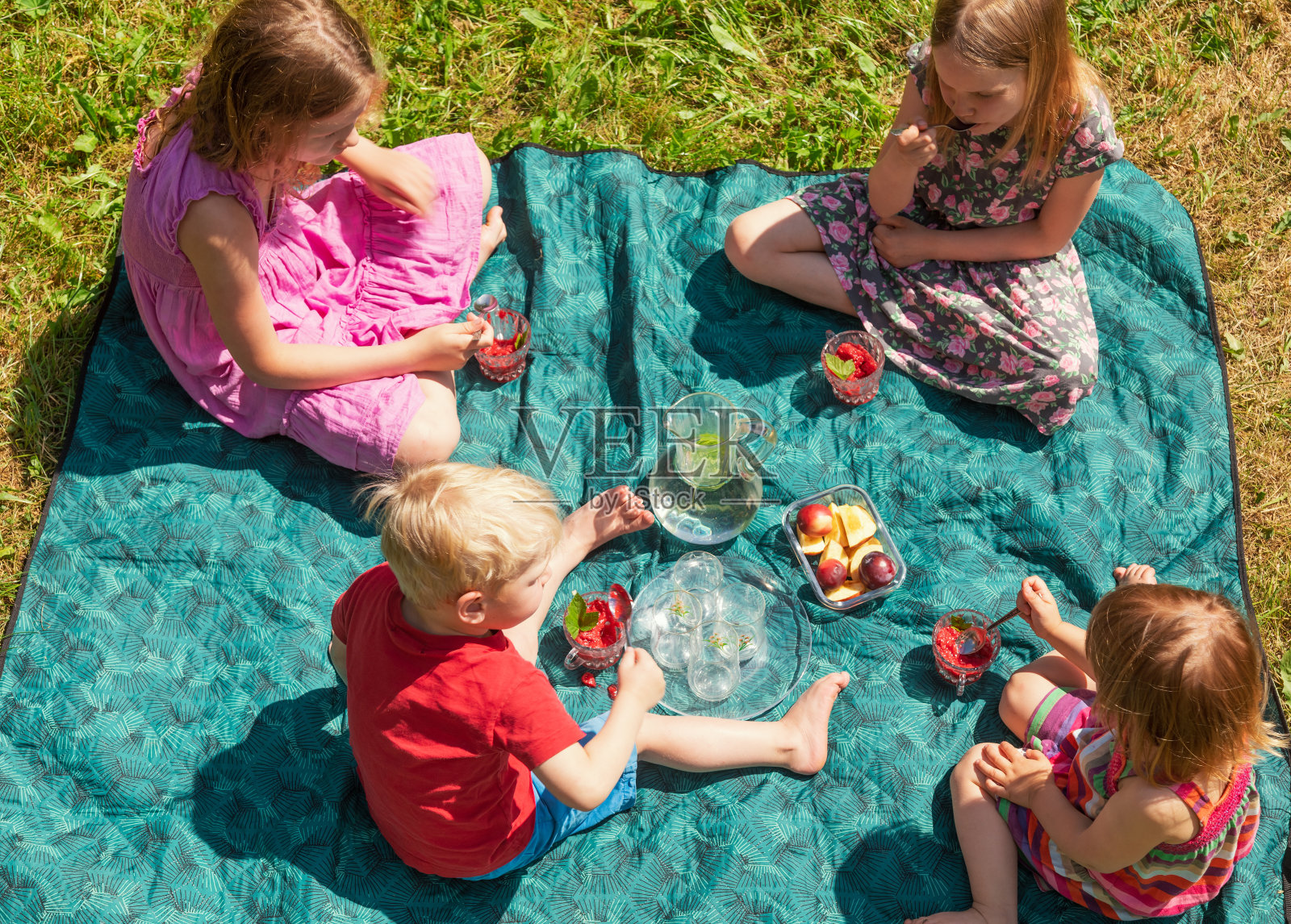 孩子们在户外吃水果甜点照片摄影图片