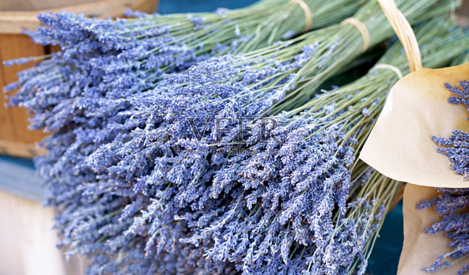 法国尼斯市场。出售干薰衣草。浅紫色。小的自然紫色元素的图案。芳香的地中海产品。彩色图像。照片摄影图片