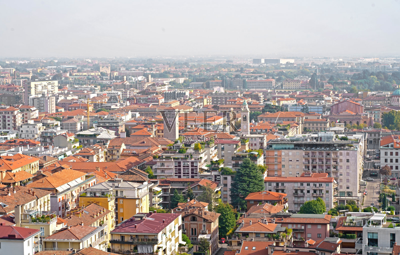 从山上俯瞰老城。市中心的景观，它的历史建筑，教堂和塔楼。照片摄影图片