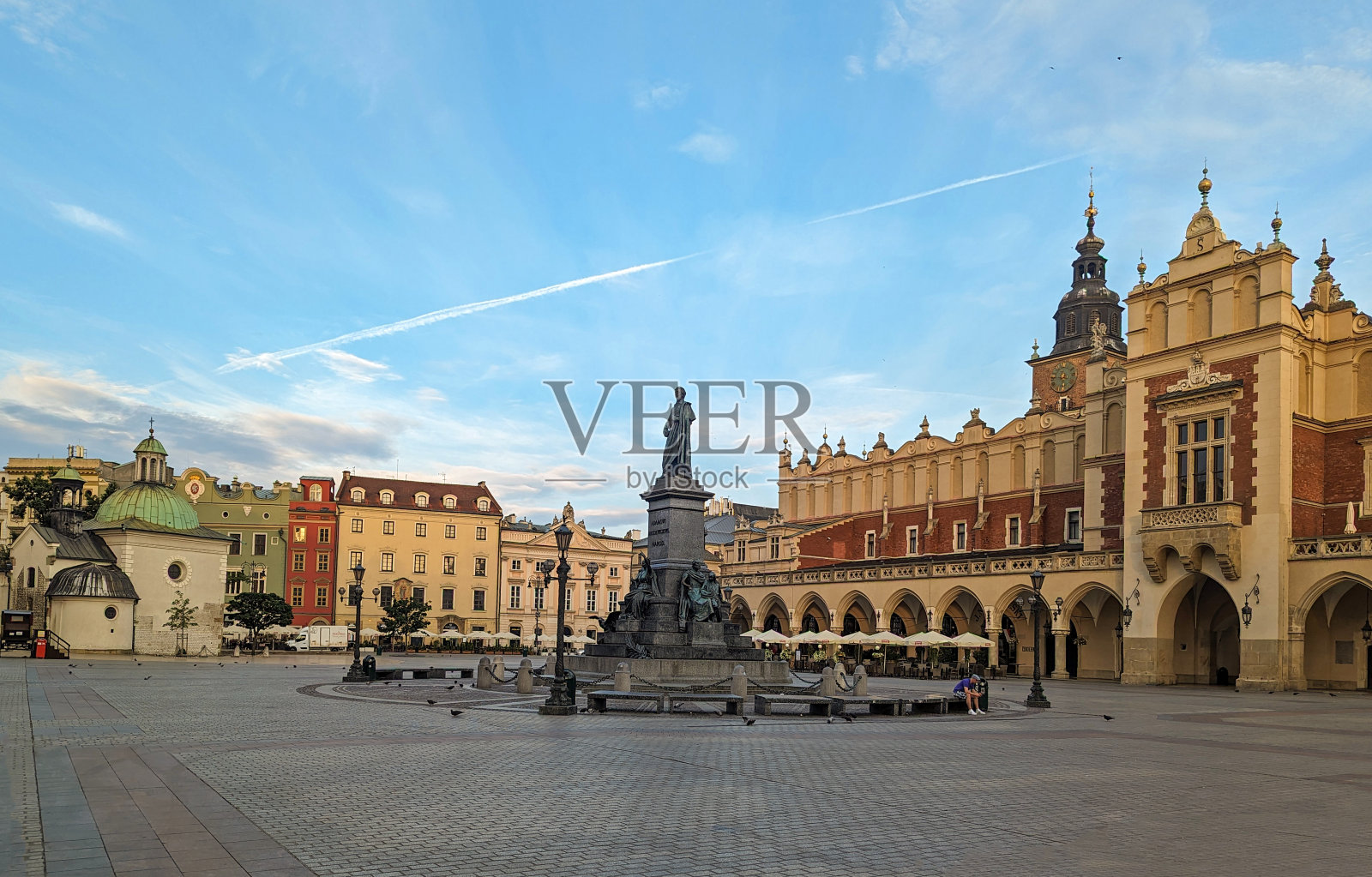 位于林诺广场中心的布排建筑的主入口。中间是波兰诗人亚当·密茨凯维奇的纪念碑。照片摄影图片