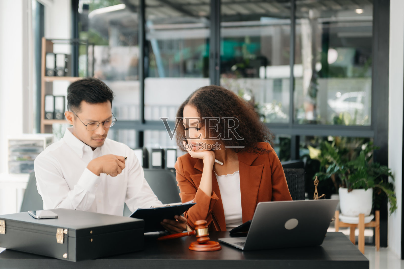 亚洲商务团队和律师讨论合同文件照片摄影图片