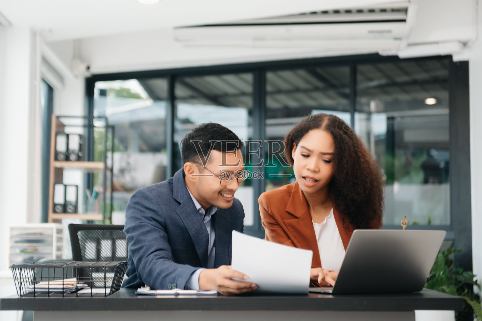两位律师正在讨论合同文书、法律事项的确定、指点。法律和锤子放在桌子上照片摄影图片