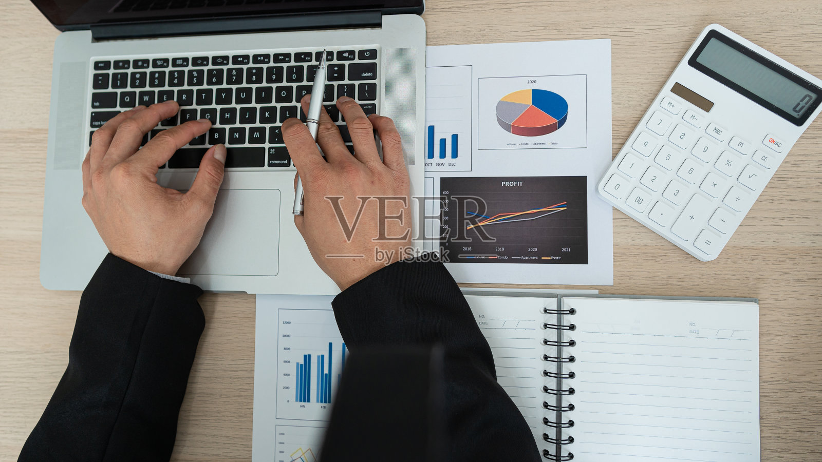 会计使用计算器与笔记本电脑，预算和贷款文件，亚洲女商人在线会议，讨论项目计划和财务结果在办公室，特写镜头照片摄影图片