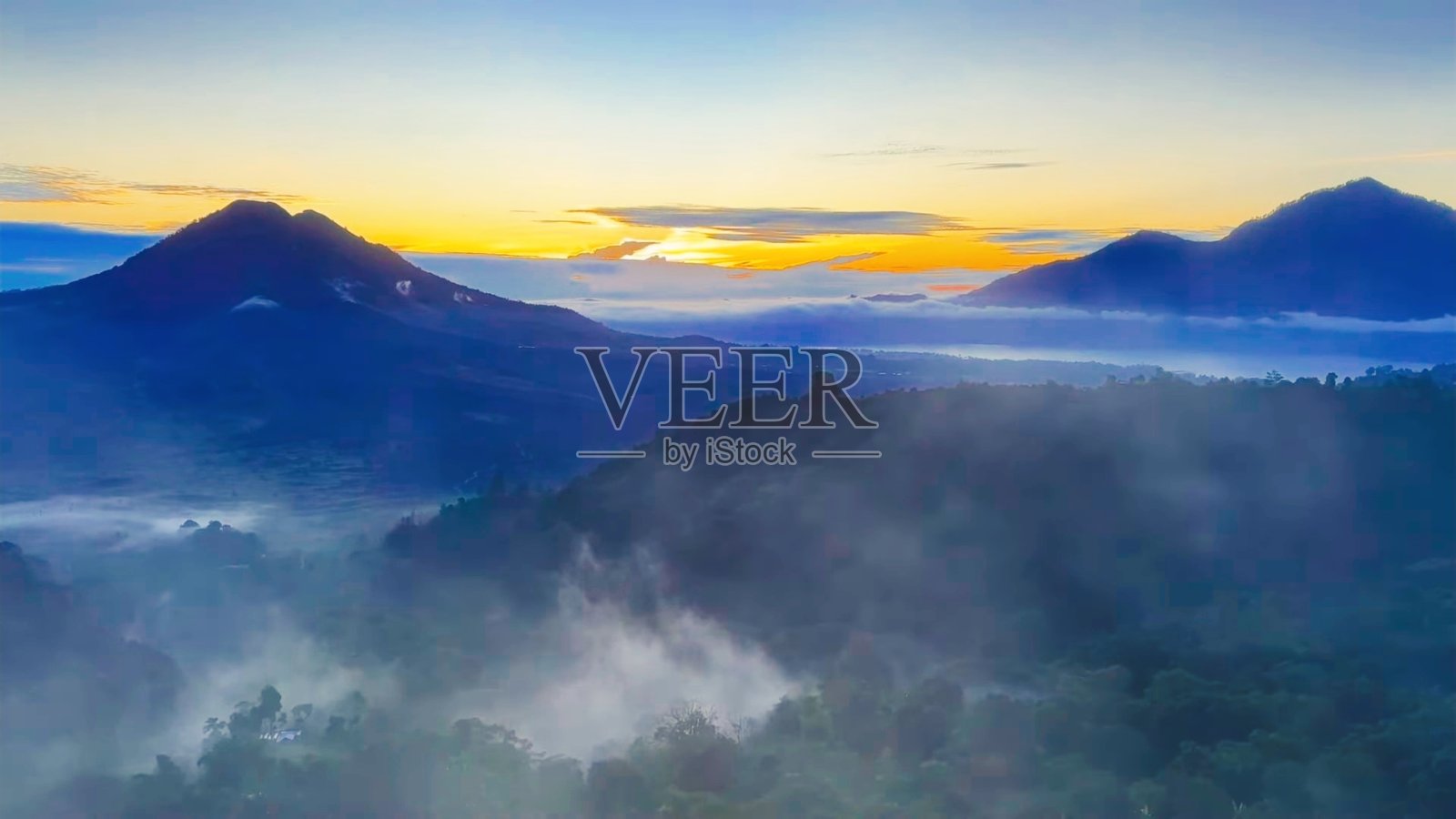 太阳从印尼巴厘岛的东方升起照片摄影图片