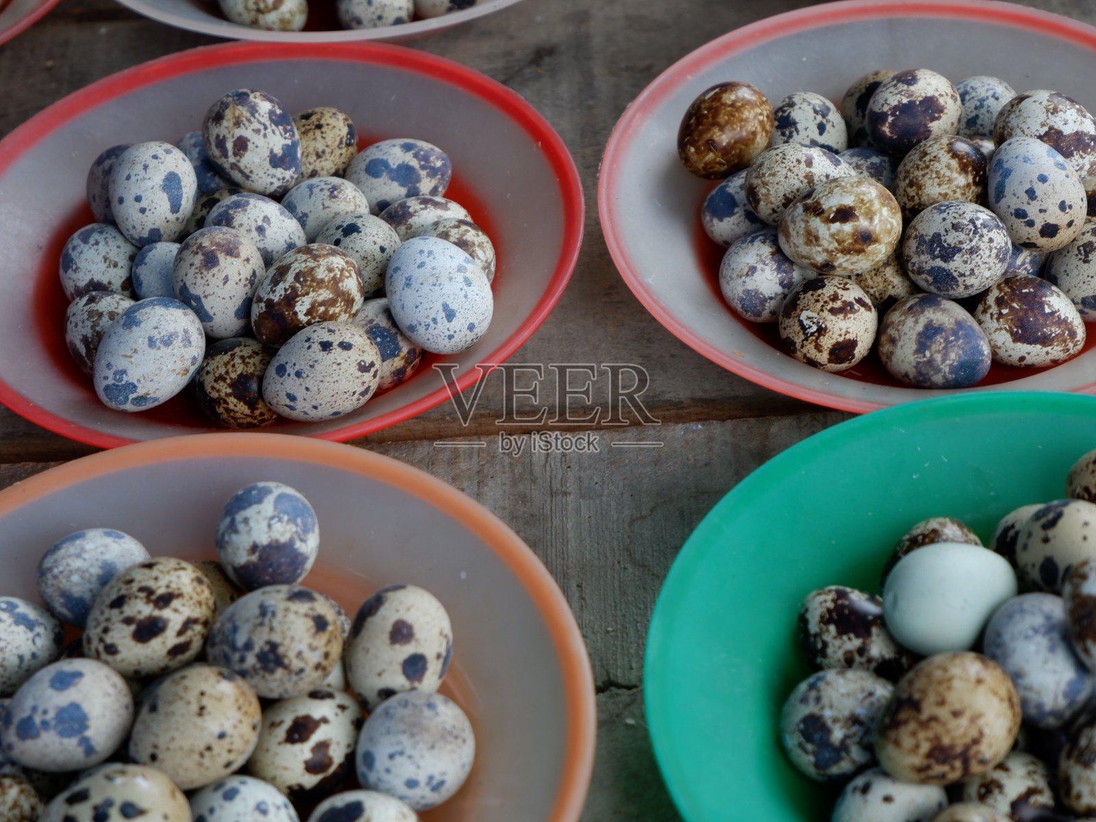 北苏门答腊省曼达宁纳塔尔省Panyabungan传统市场上鹌鹑蛋的销售。适合作为背景照片摄影图片