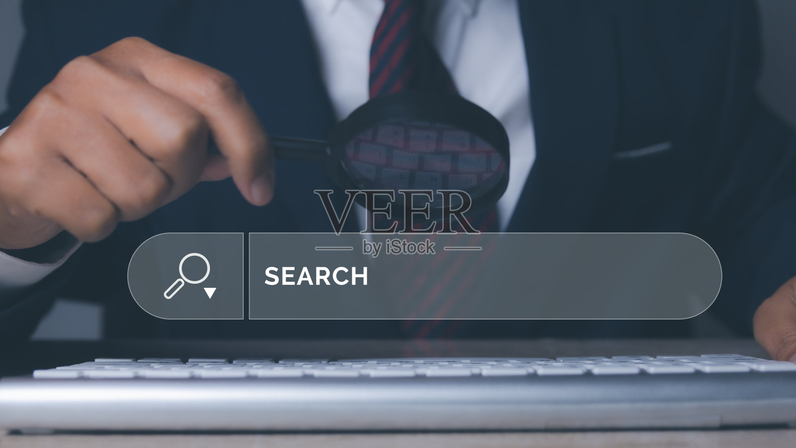 商人用放大镜搜索浏览互联网联网数据。照片摄影图片