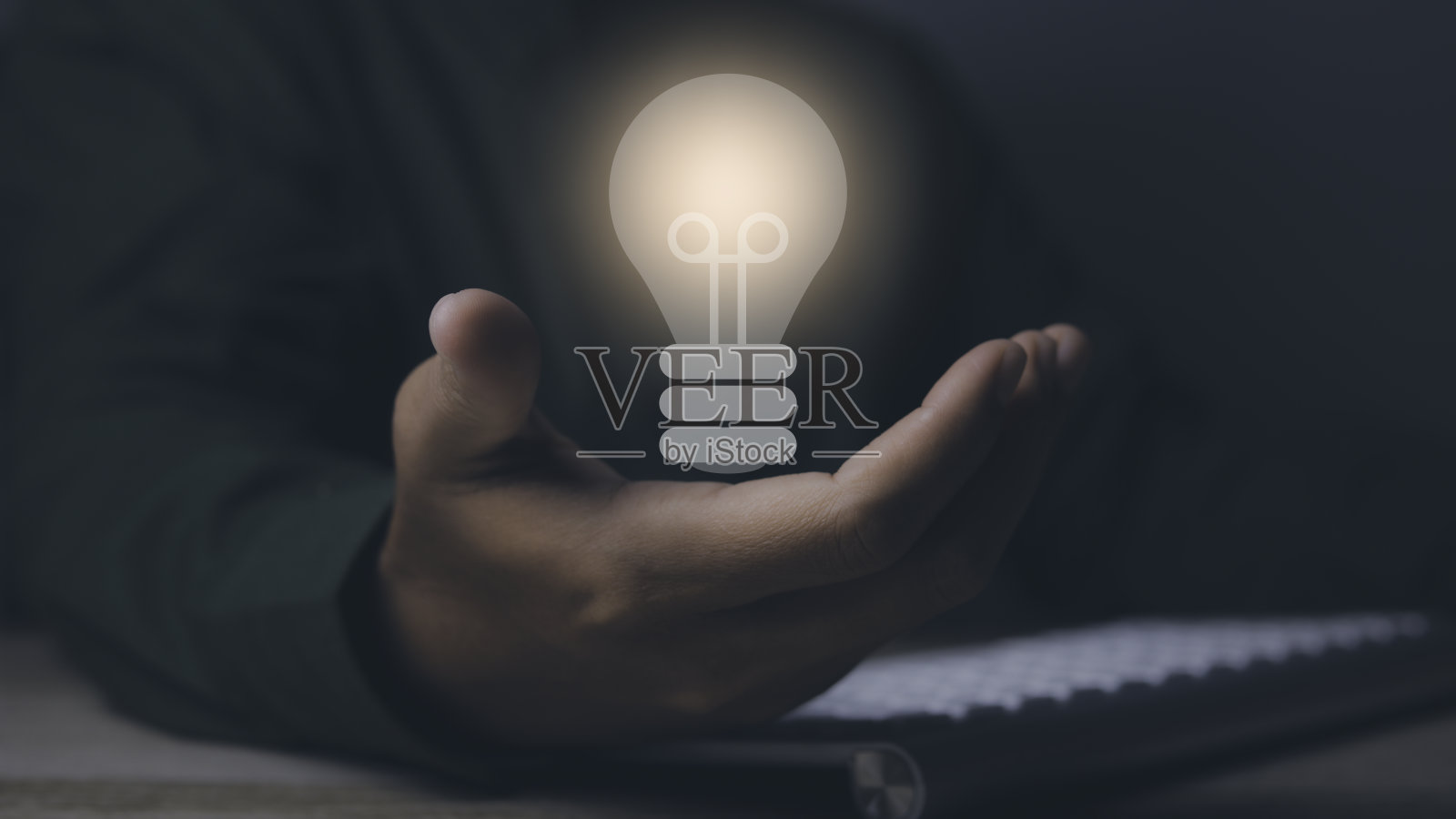 商人用电灯泡的新思想和创意。照片摄影图片