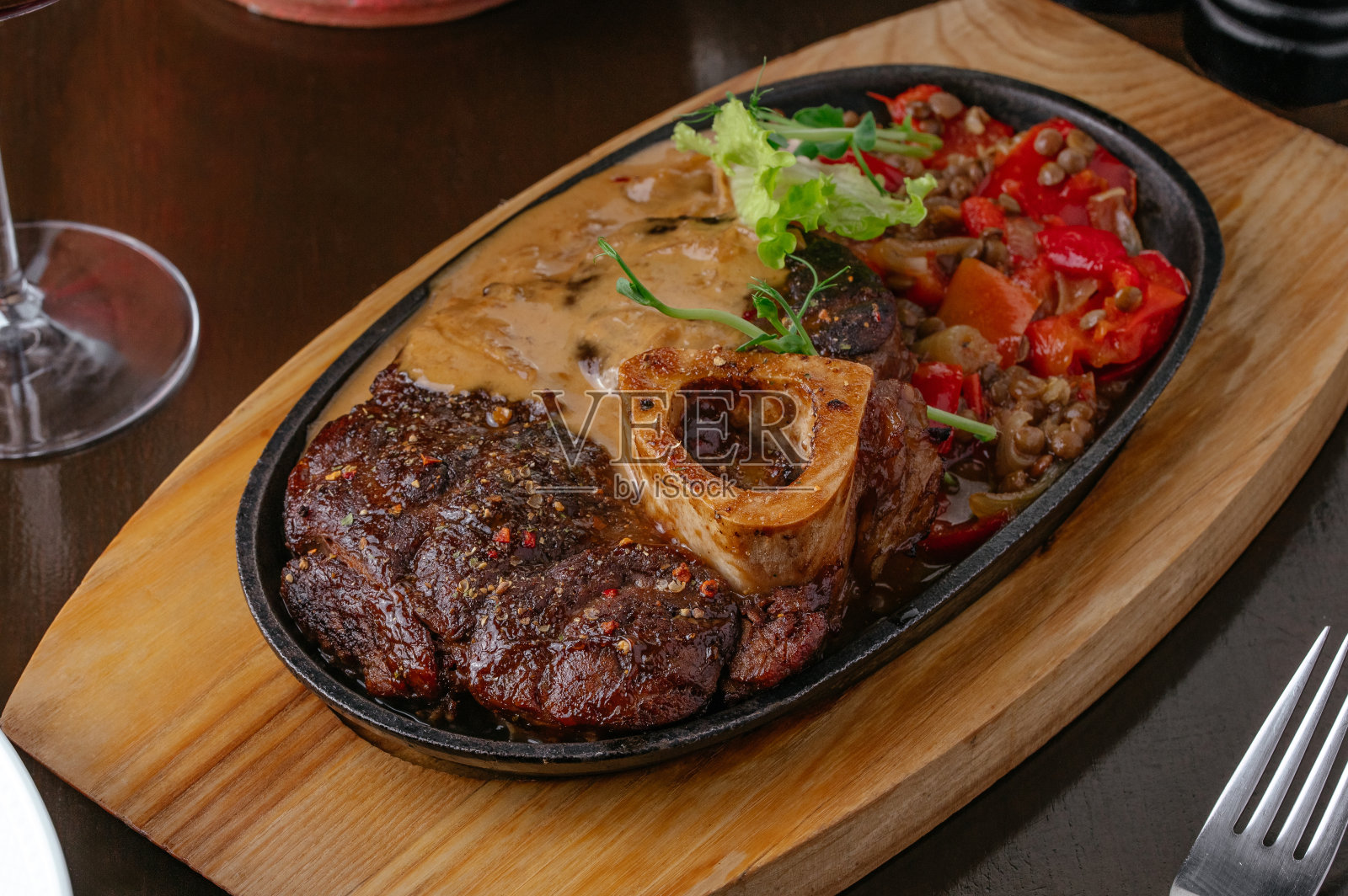 烤牛排配烤土豆配酸白菜照片摄影图片