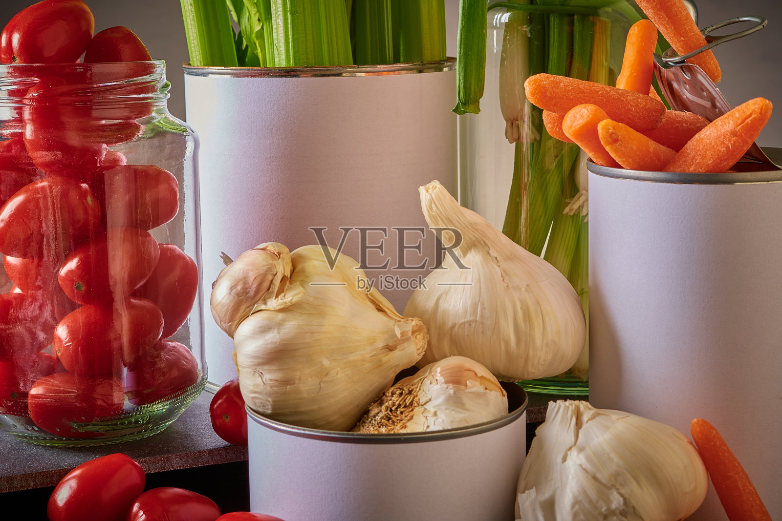 混合的新鲜蔬菜并放在通常不使用的容器中照片摄影图片