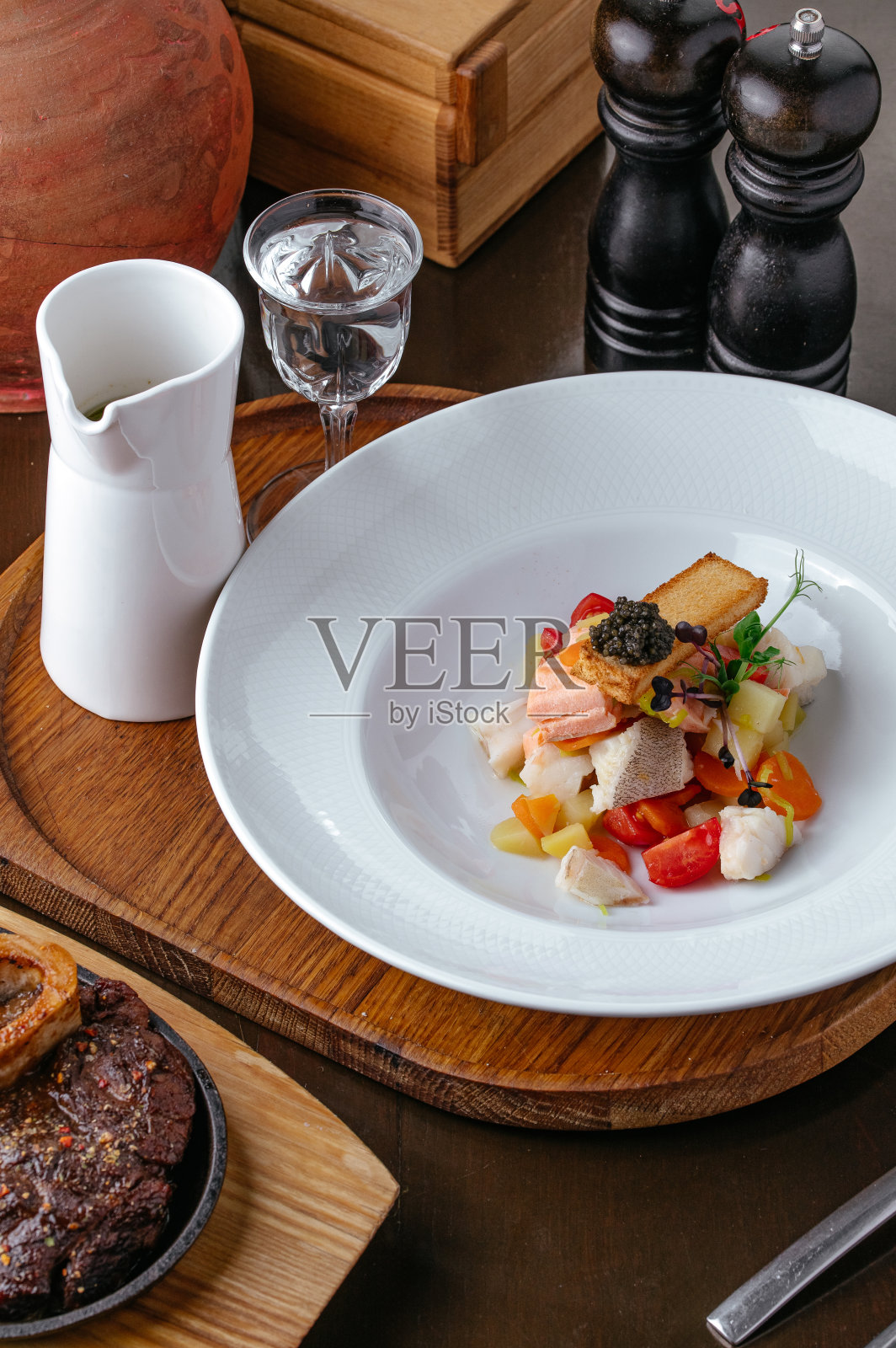 餐厅供应鱼汤照片摄影图片