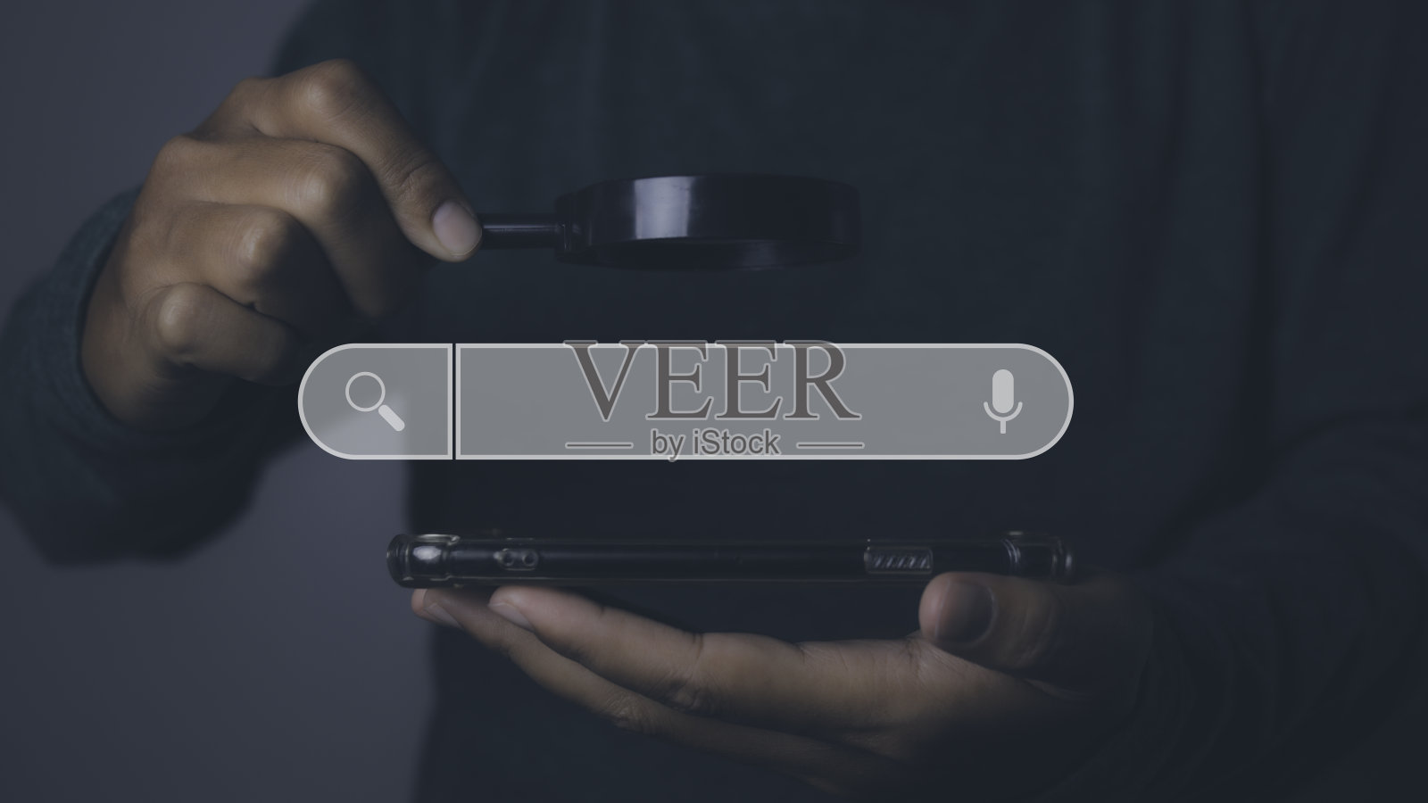 商人用放大镜搜索浏览电话信息。照片摄影图片