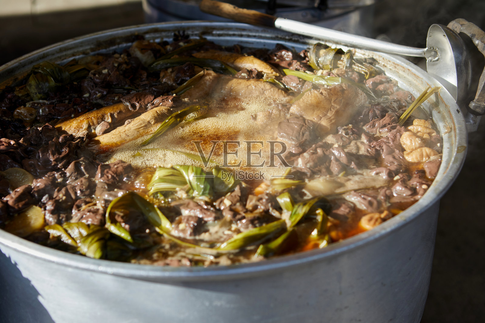 大锅酸辣牛肉内脏汤照片摄影图片
