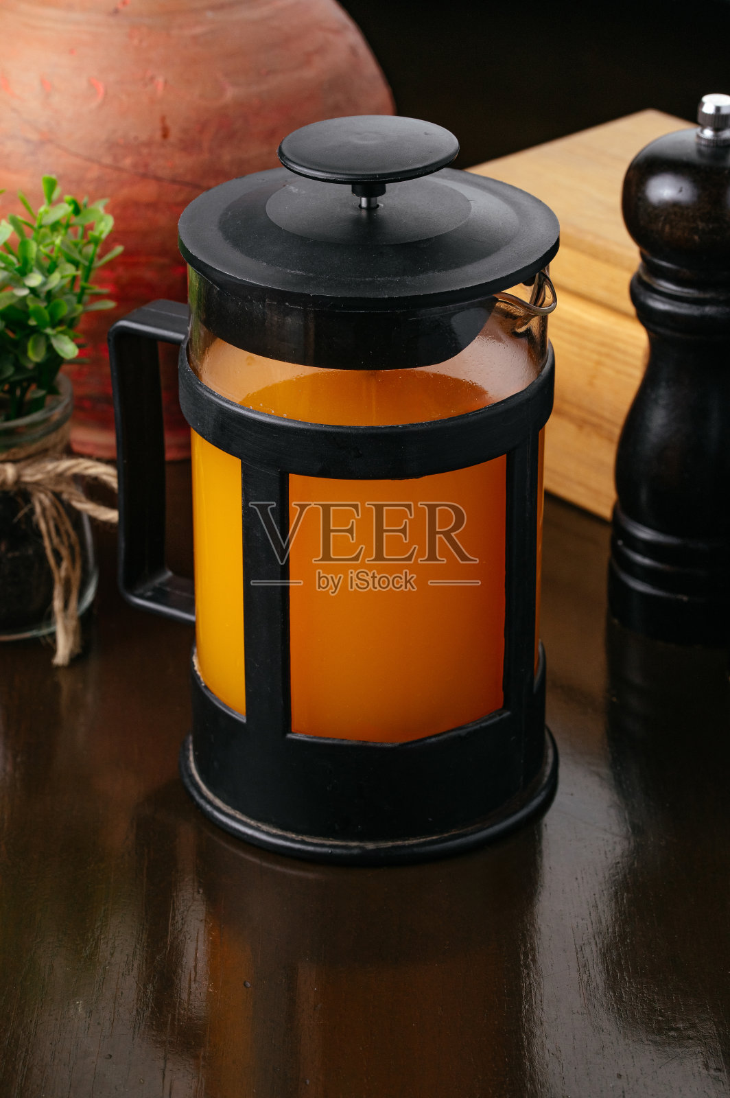 温沙棘鸡尾酒配柑橘类水果照片摄影图片