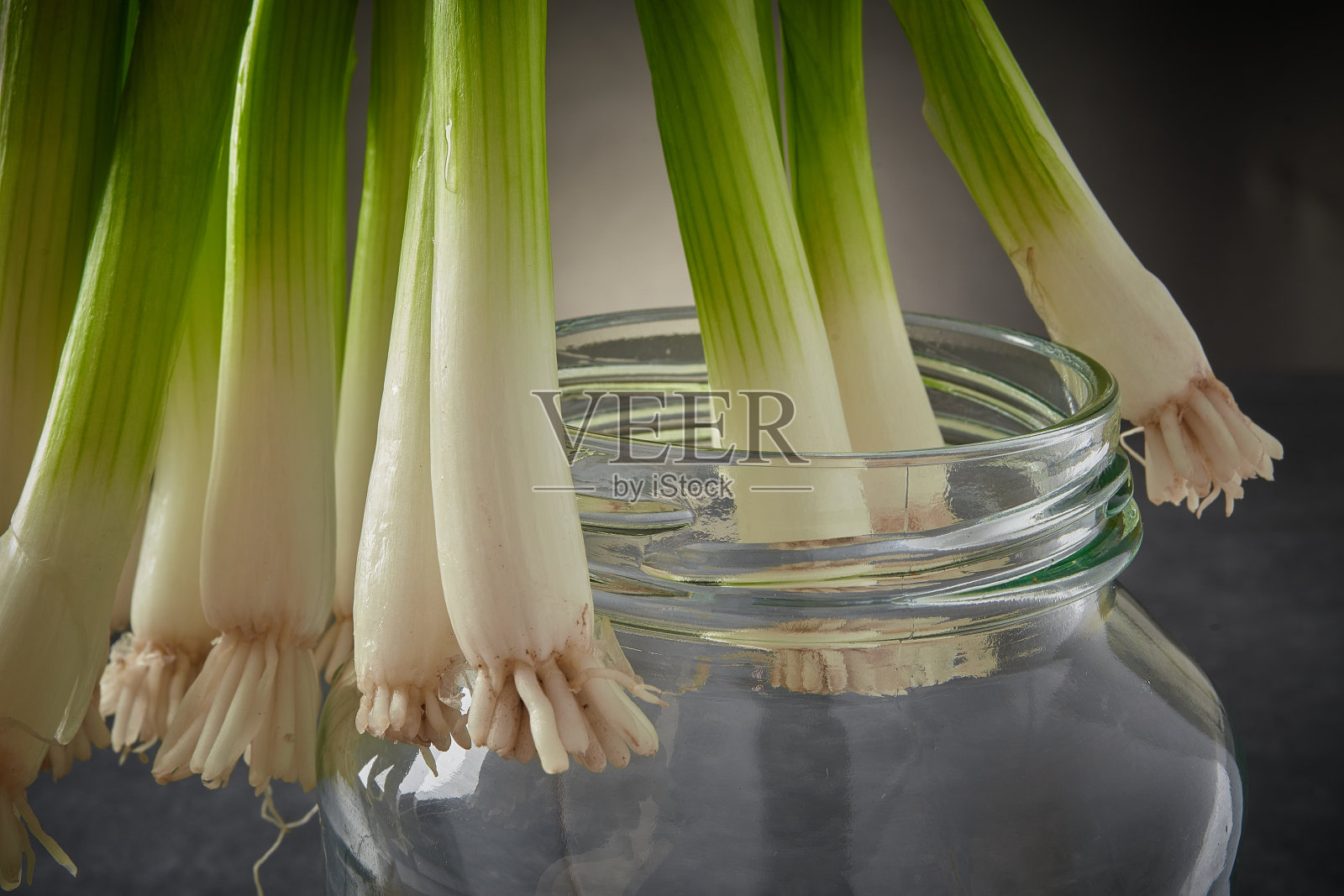 大葱(大葱)放在玻璃罐里照片摄影图片
