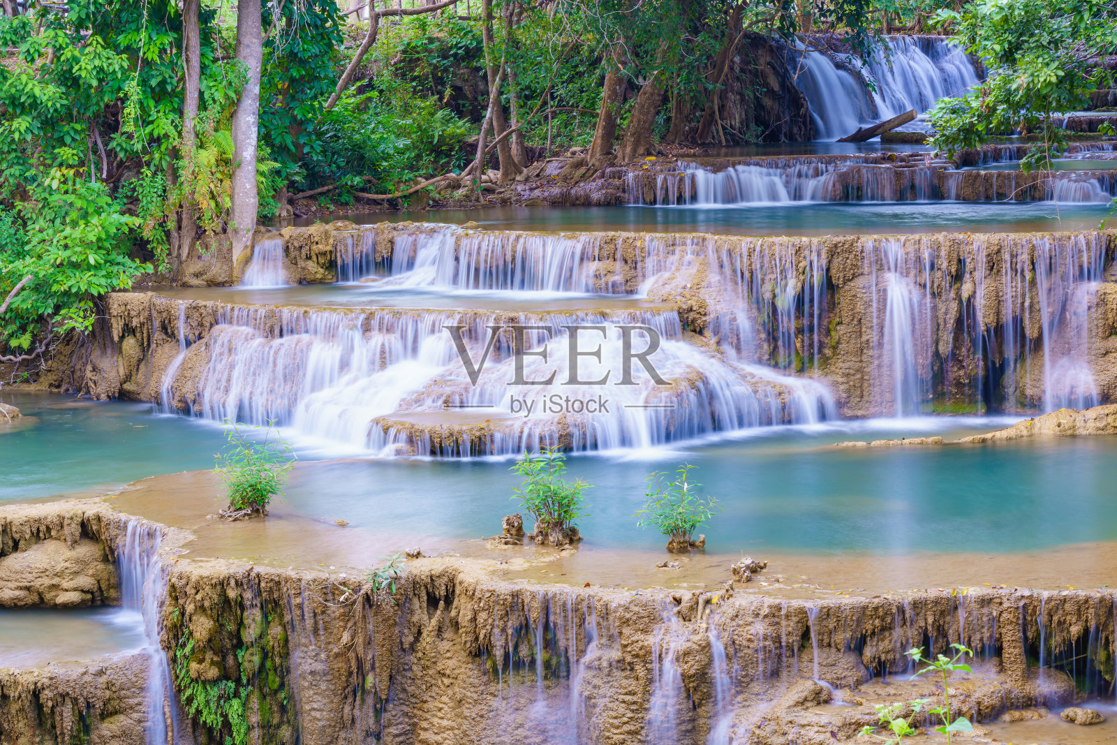热带雨林深处的神奇瀑布(泰国北碧府的Huay Mae Kamin瀑布国家公园)照片摄影图片