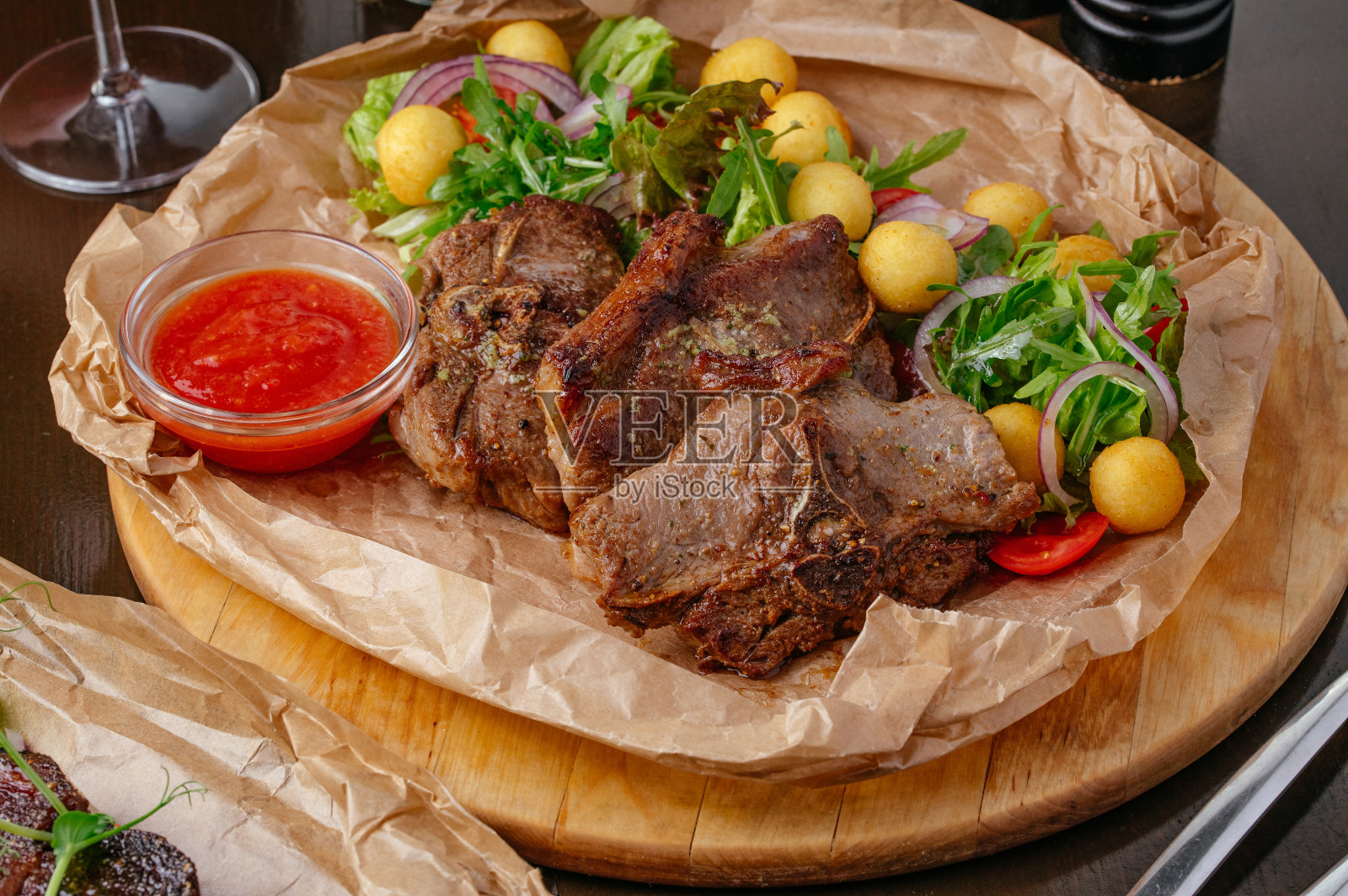 烤牛肉配蔬菜(胡萝卜、豌豆、土豆)，横装照片摄影图片