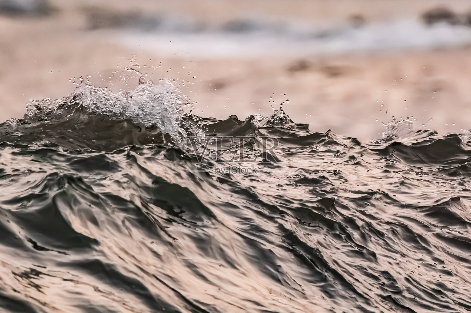 Villajoyosa海滩上的海浪照片摄影图片