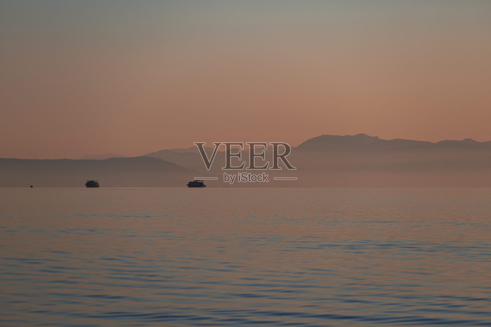 在北马其顿的奥赫里德湖上驶向日落照片摄影图片