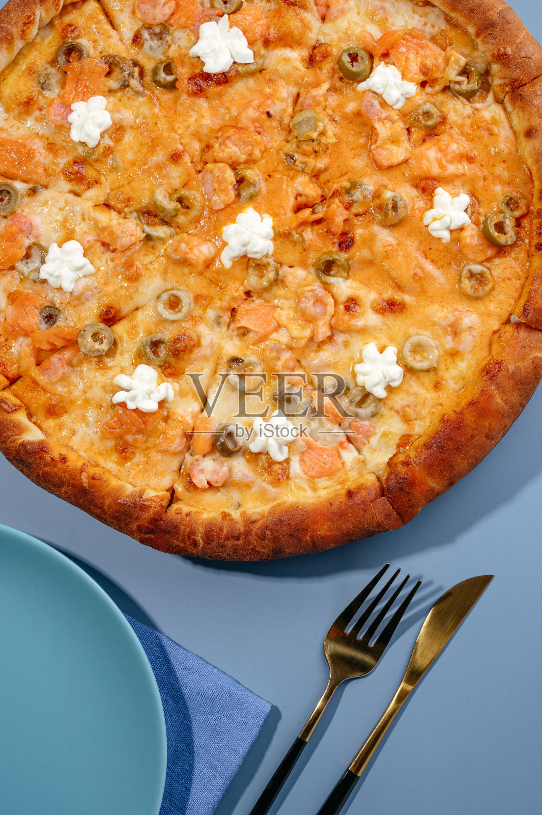 以海鲜为背景的传统意大利披萨照片摄影图片