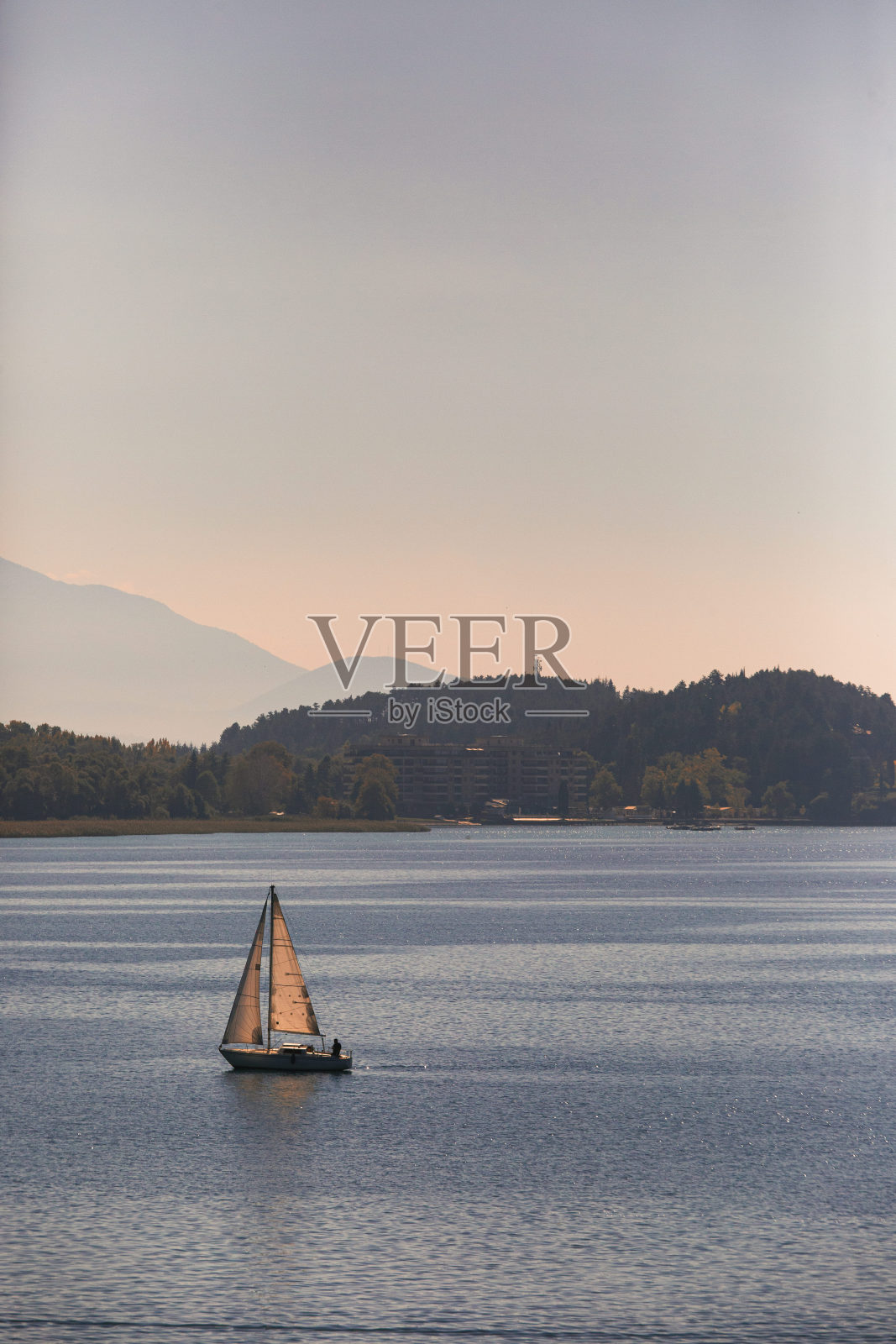 帆船沐浴在奥赫里德湖的阳光下照片摄影图片