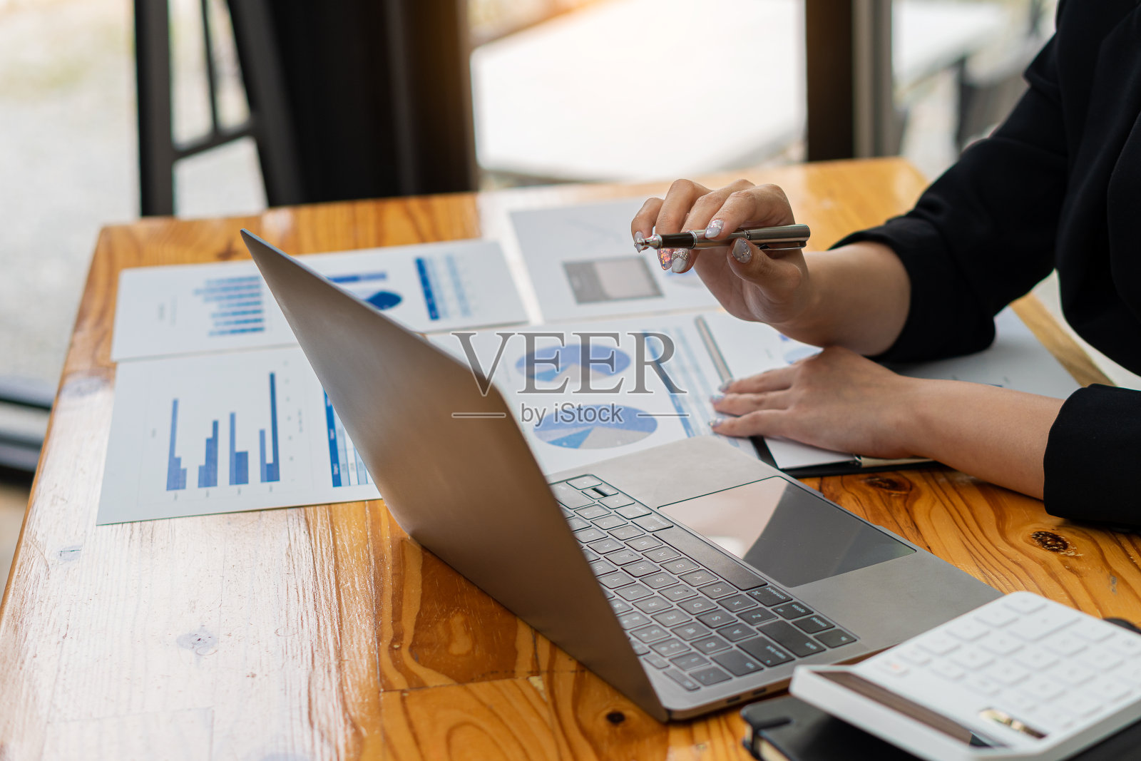 会计使用计算器与笔记本电脑，预算和贷款文件，亚洲女商人在线会议，讨论项目计划和财务结果在办公室，特写镜头照片摄影图片