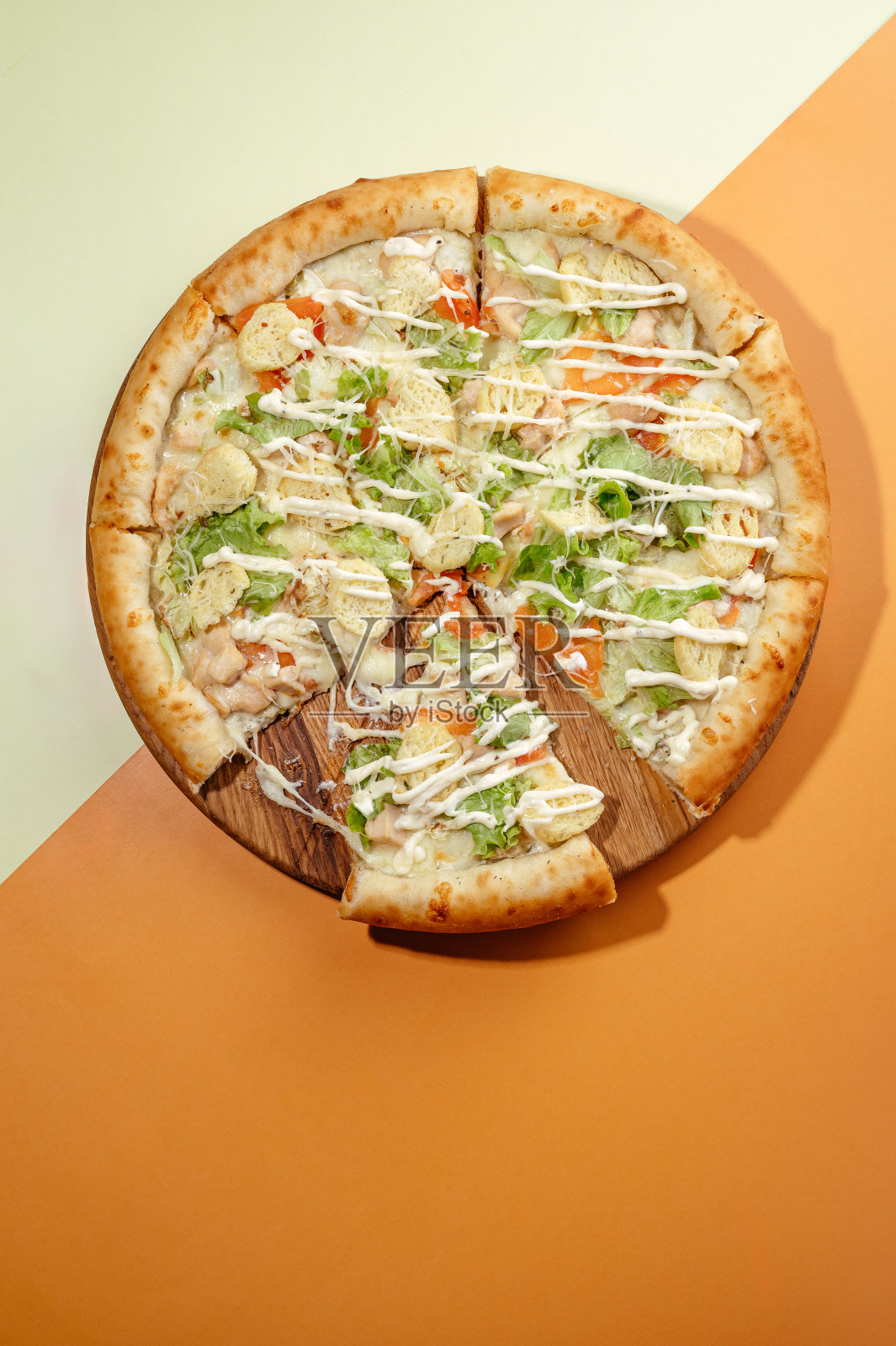 彩色背景上的意大利传统披萨照片摄影图片