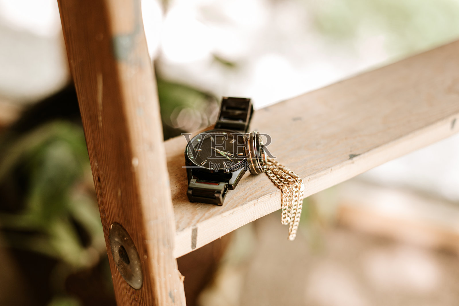 黑色手表配金色的结婚首饰照片摄影图片