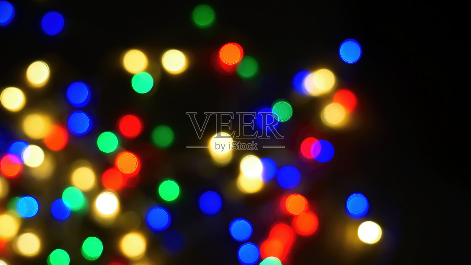 散焦模糊的多色闪烁灯散景的圣诞和新年装饰灯，抽象，暗背景，覆盖为聚会，浅DOF，节日气氛照片摄影图片