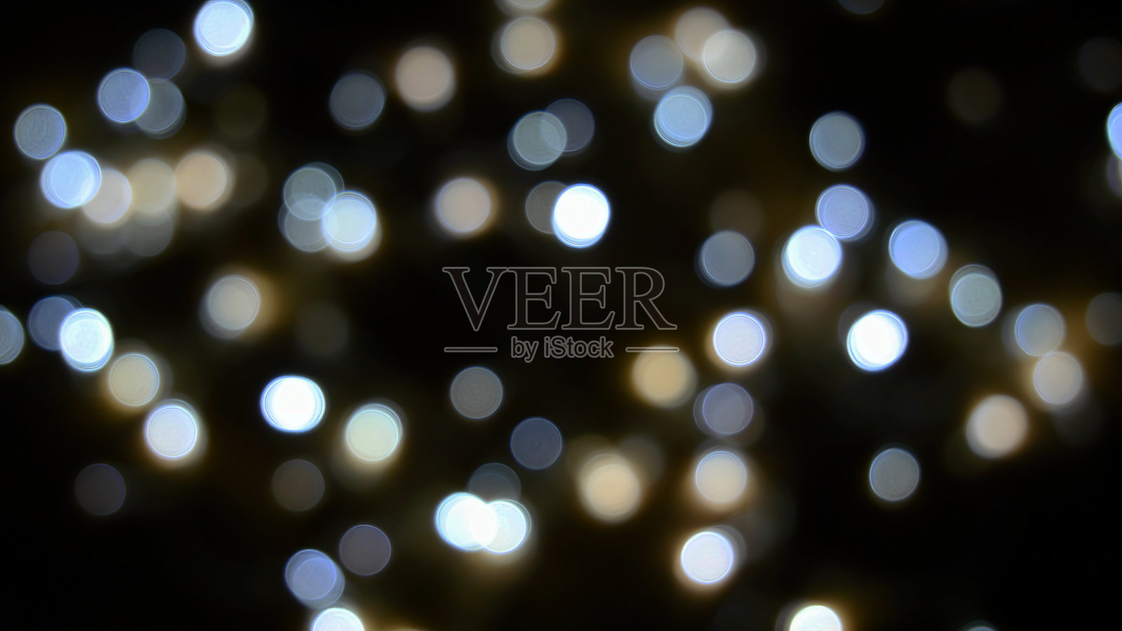 散焦模糊的多色闪烁灯散景的圣诞和新年装饰灯，抽象，暗背景，覆盖为聚会，浅DOF，节日气氛照片摄影图片