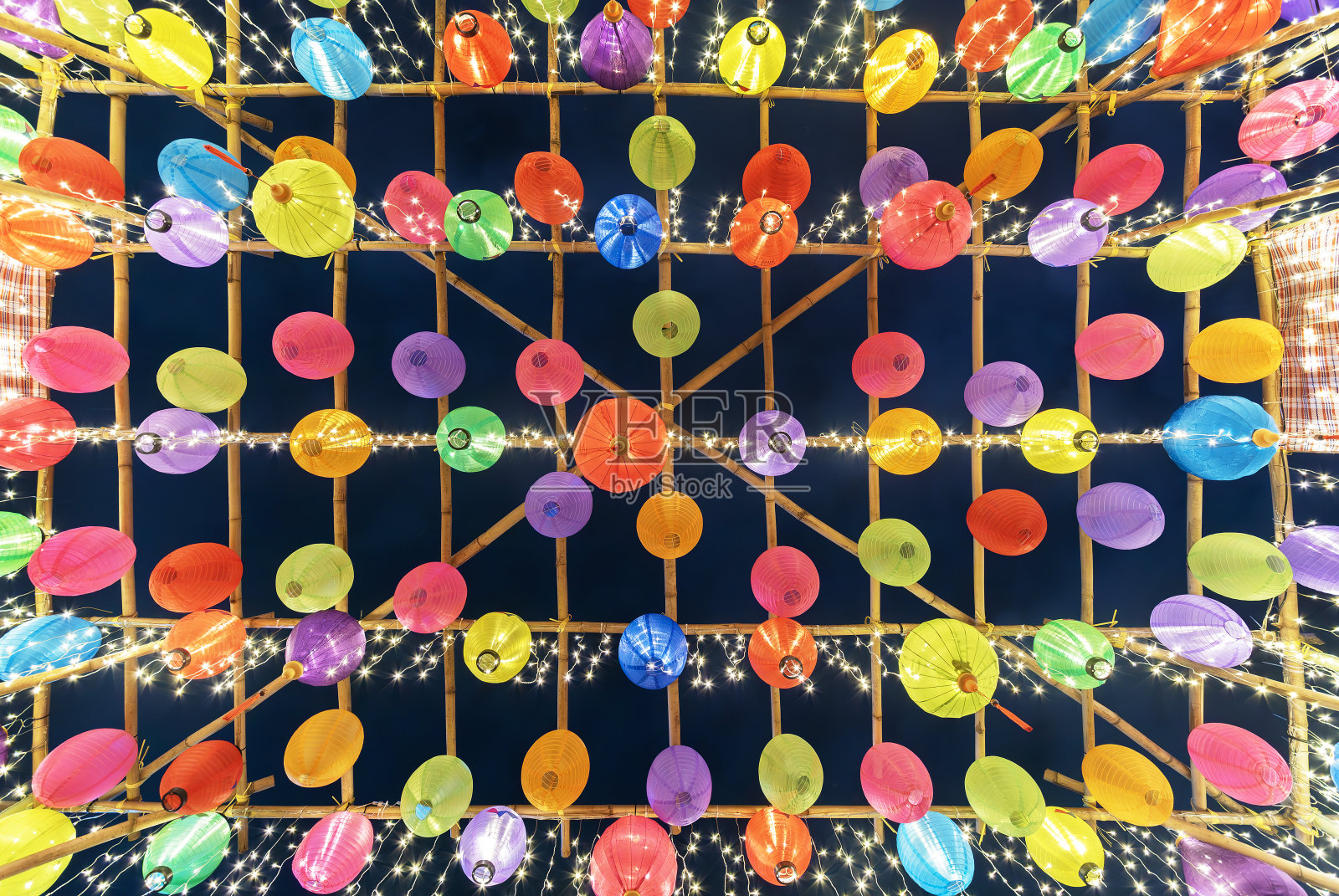 竹结构上的中国灯笼的倾斜视图照片摄影图片