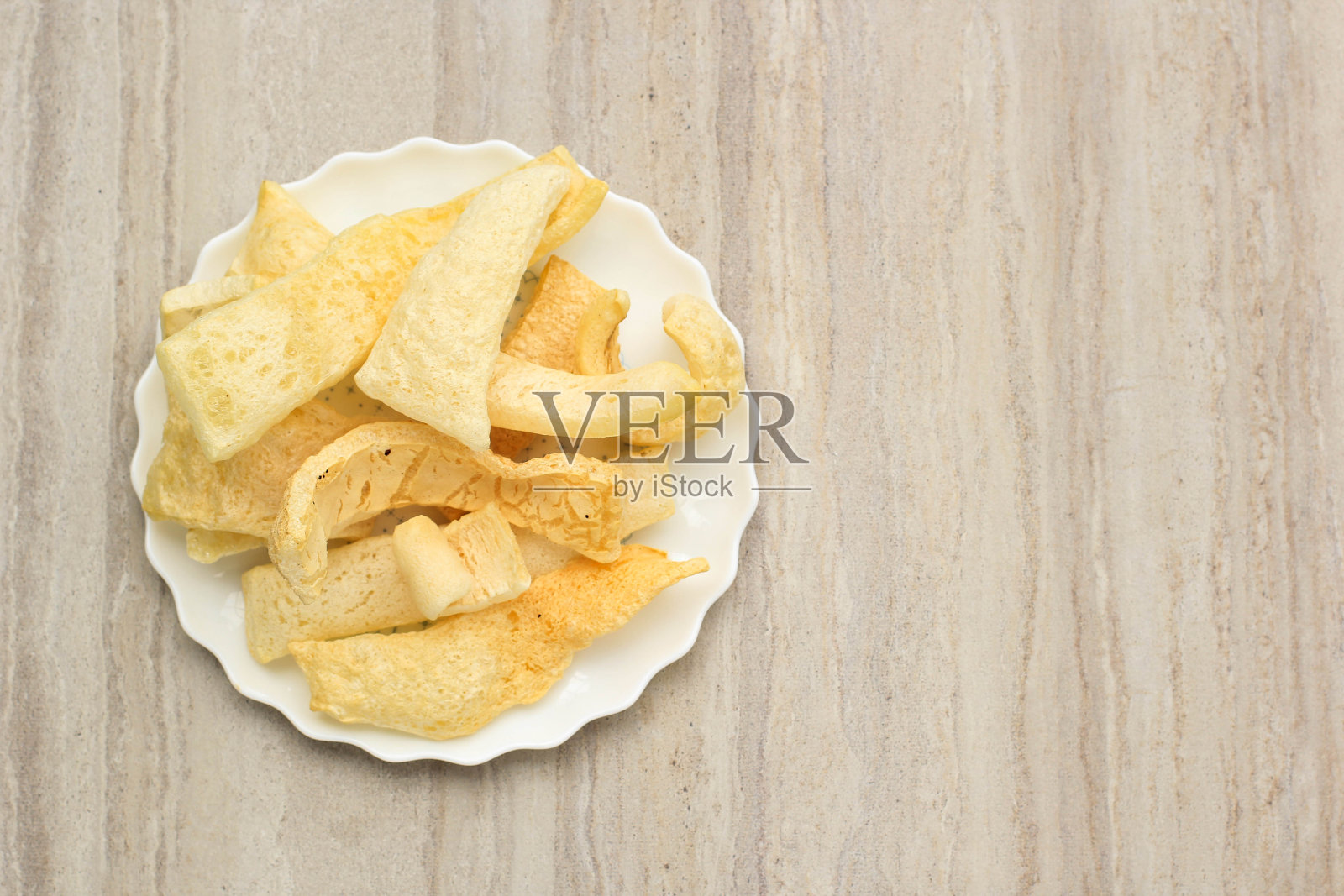 牛皮拉炮，Krupuk Kulit，爪哇语:Rambak或Minangkabau: Karupuak Jangek是传统的印度尼西亚牛皮拉炮。由柔软的牛(牛或水牛)内皮制成照片摄影图片