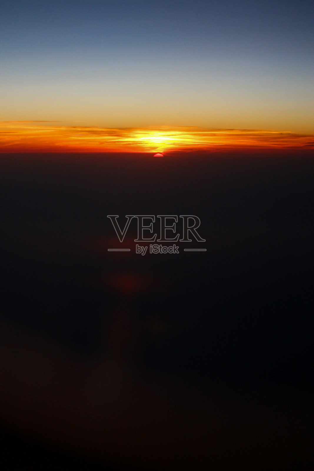 从飞机上看地平线上的日落。照片摄影图片