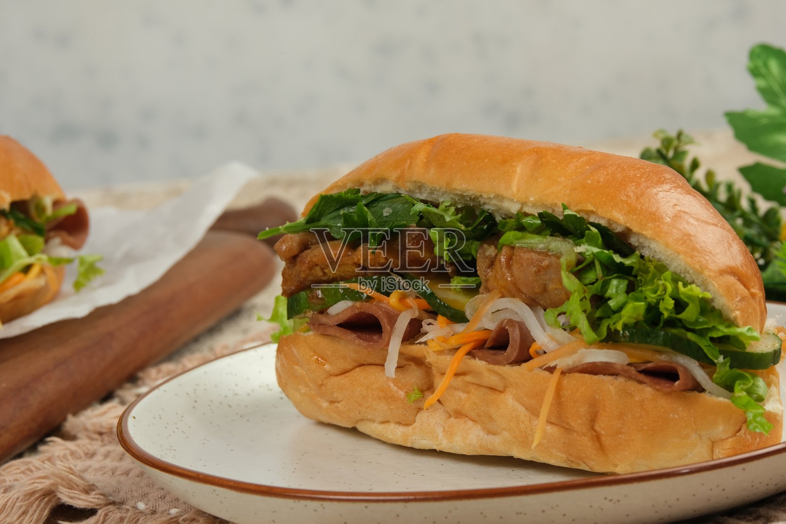 Bahn Mi面包或越南Bahn Mi三明治。越南的食物。照片摄影图片