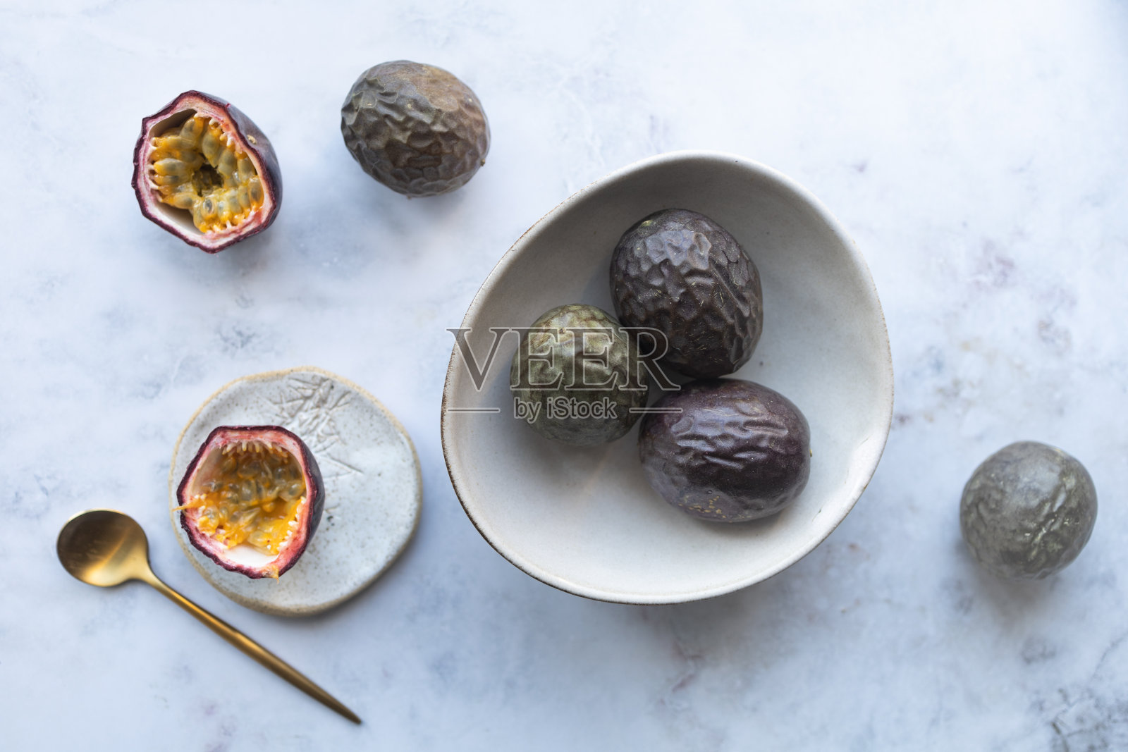 厨房日光下的百香果照片摄影图片