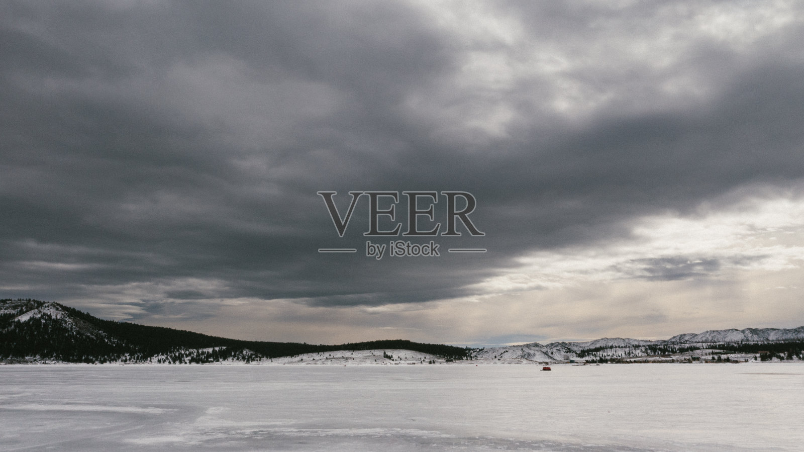 冬季风暴多云的天空在冰冻的湖在山区照片摄影图片