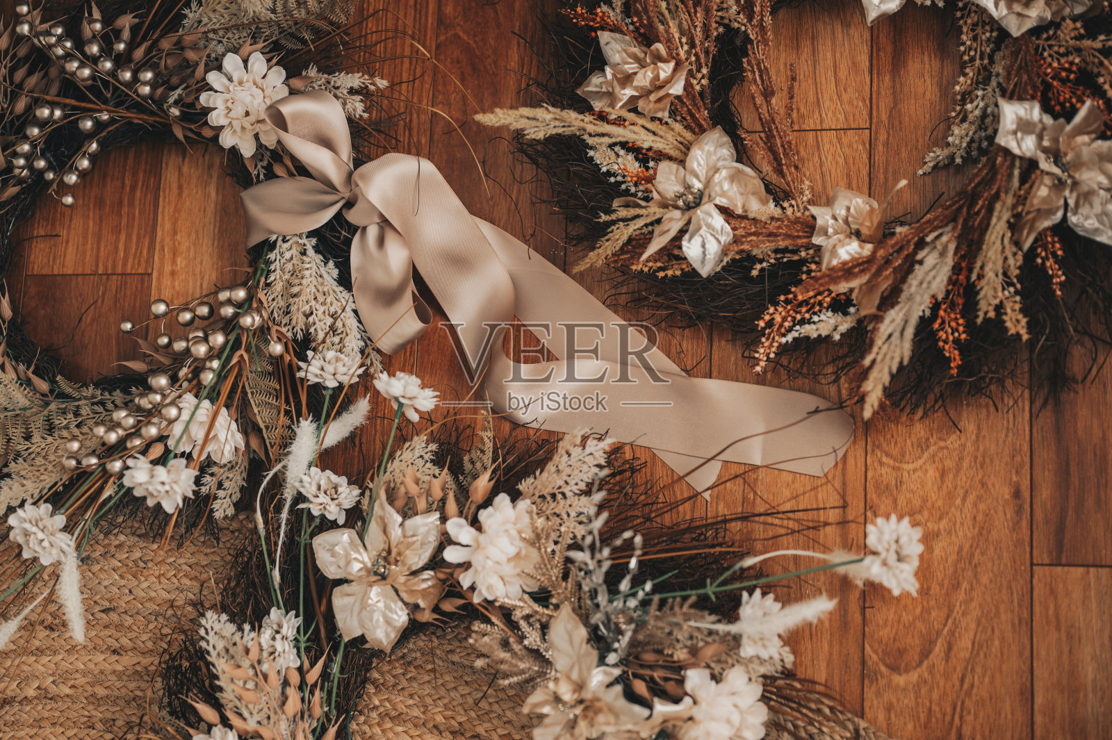 高角度的现代花卉节日花环在木地板上照片摄影图片