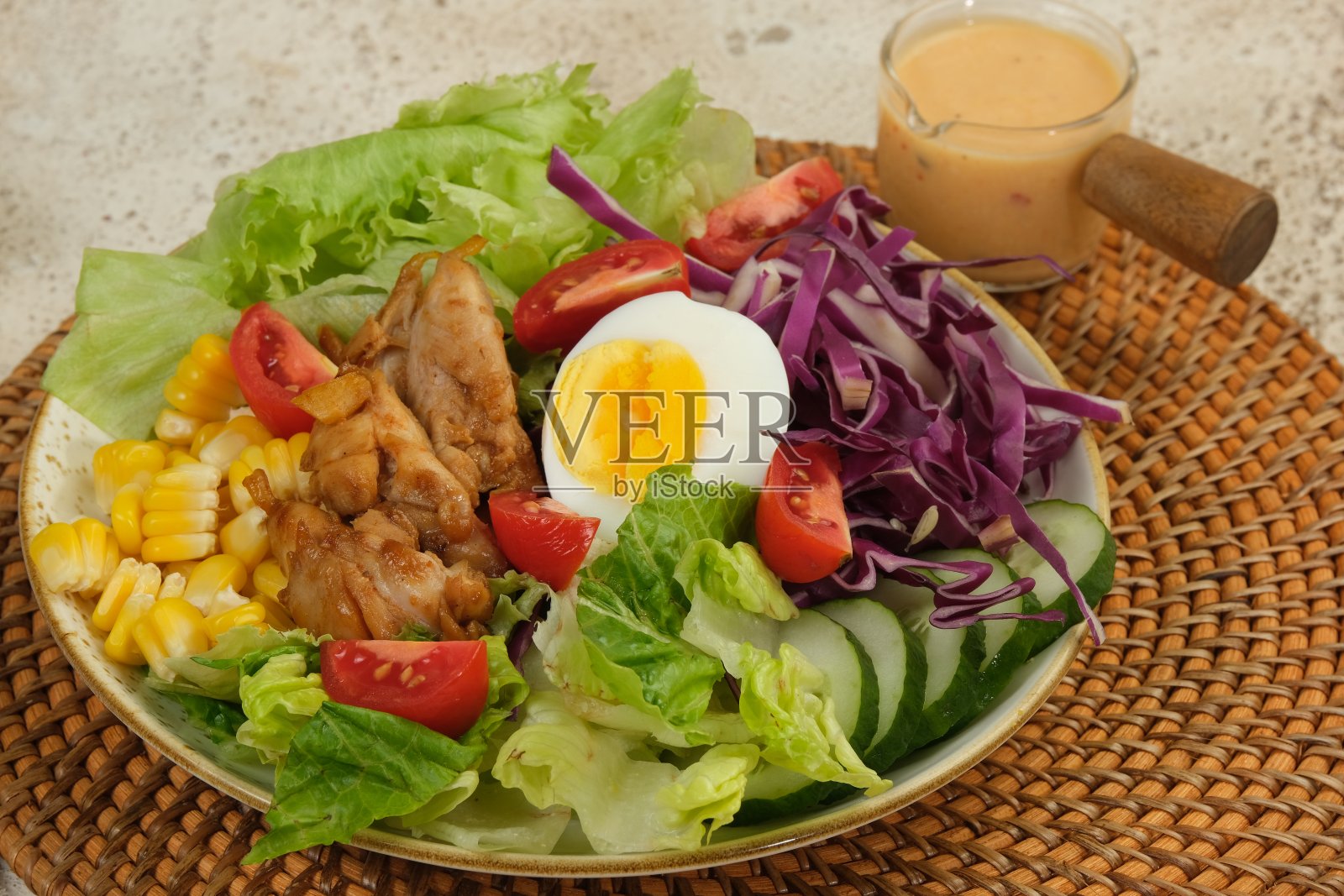 健康蔬菜沙拉，新鲜番茄，黄瓜，生菜，红卷心菜，玉米煮鸡蛋和烤鸡，装盘。饮食菜单。照片摄影图片