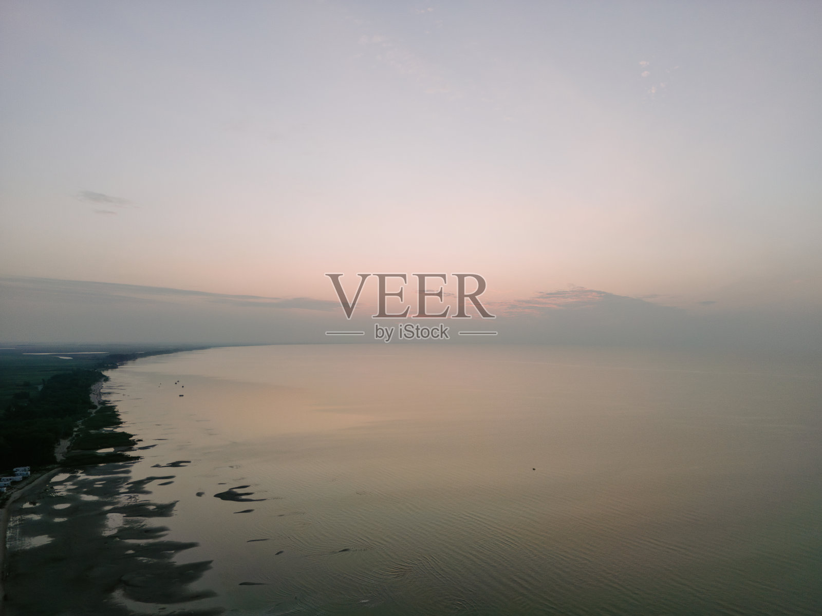 黄昏时分，从曼尼托巴湖的无人机上看到的景象照片摄影图片