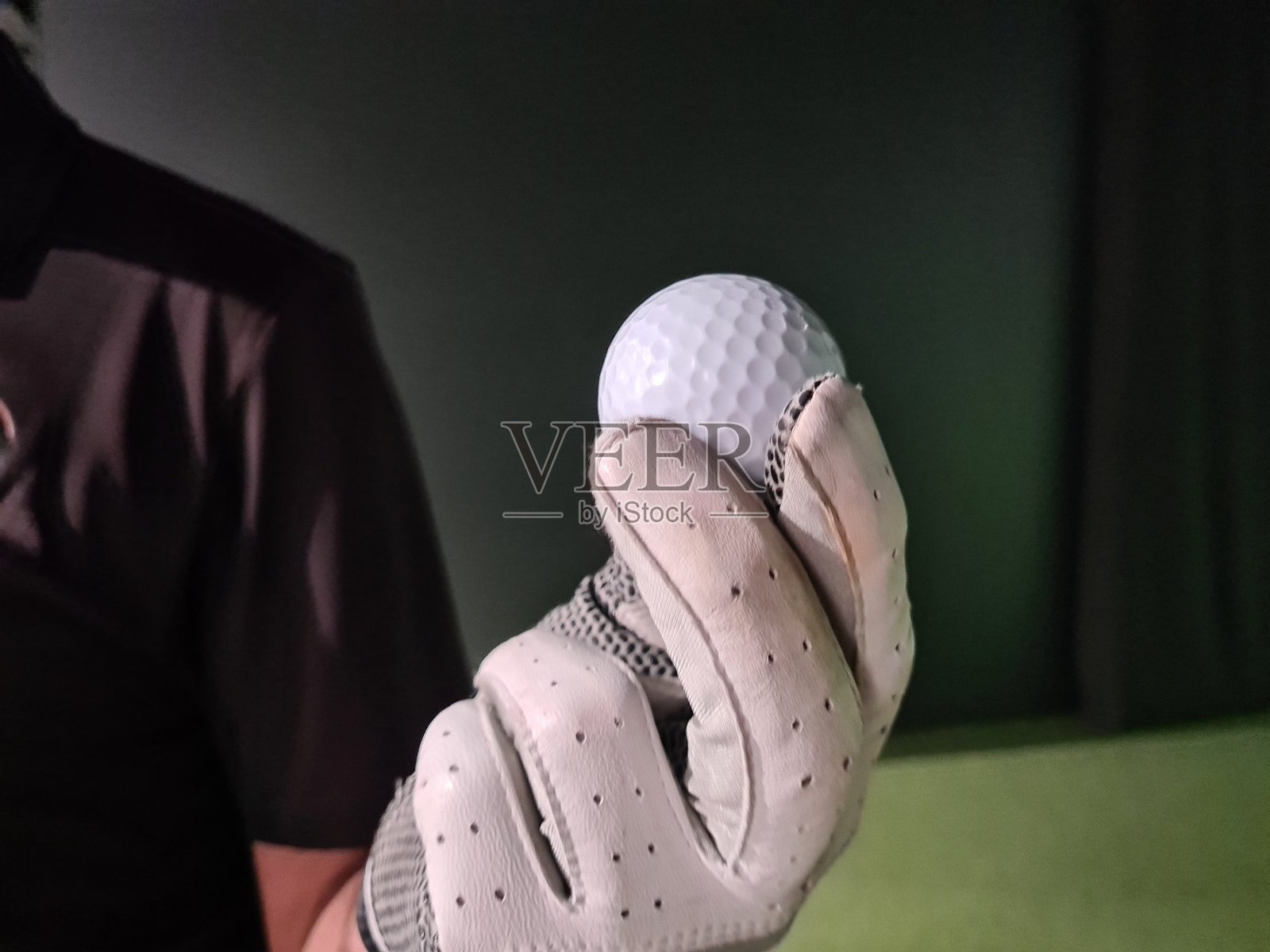 拿着高尔夫球的男高尔夫球手照片摄影图片