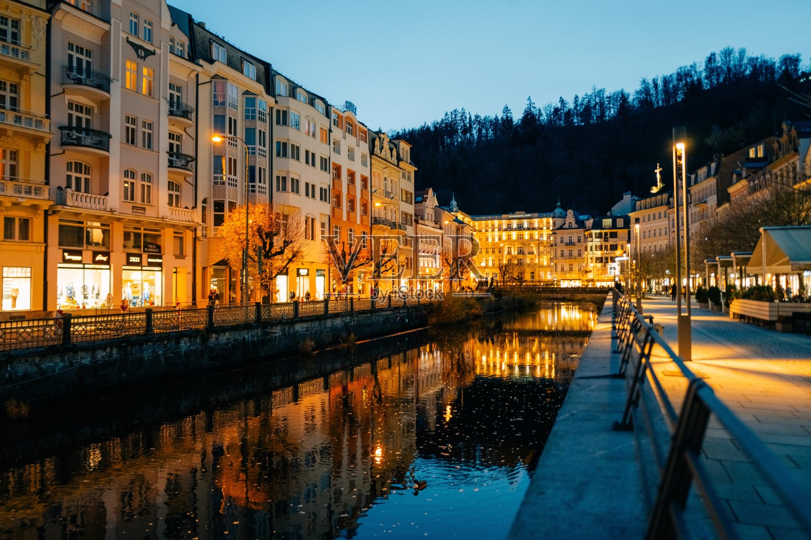 卡罗维发利的秋天全景，彩色的房子，傍晚照片摄影图片