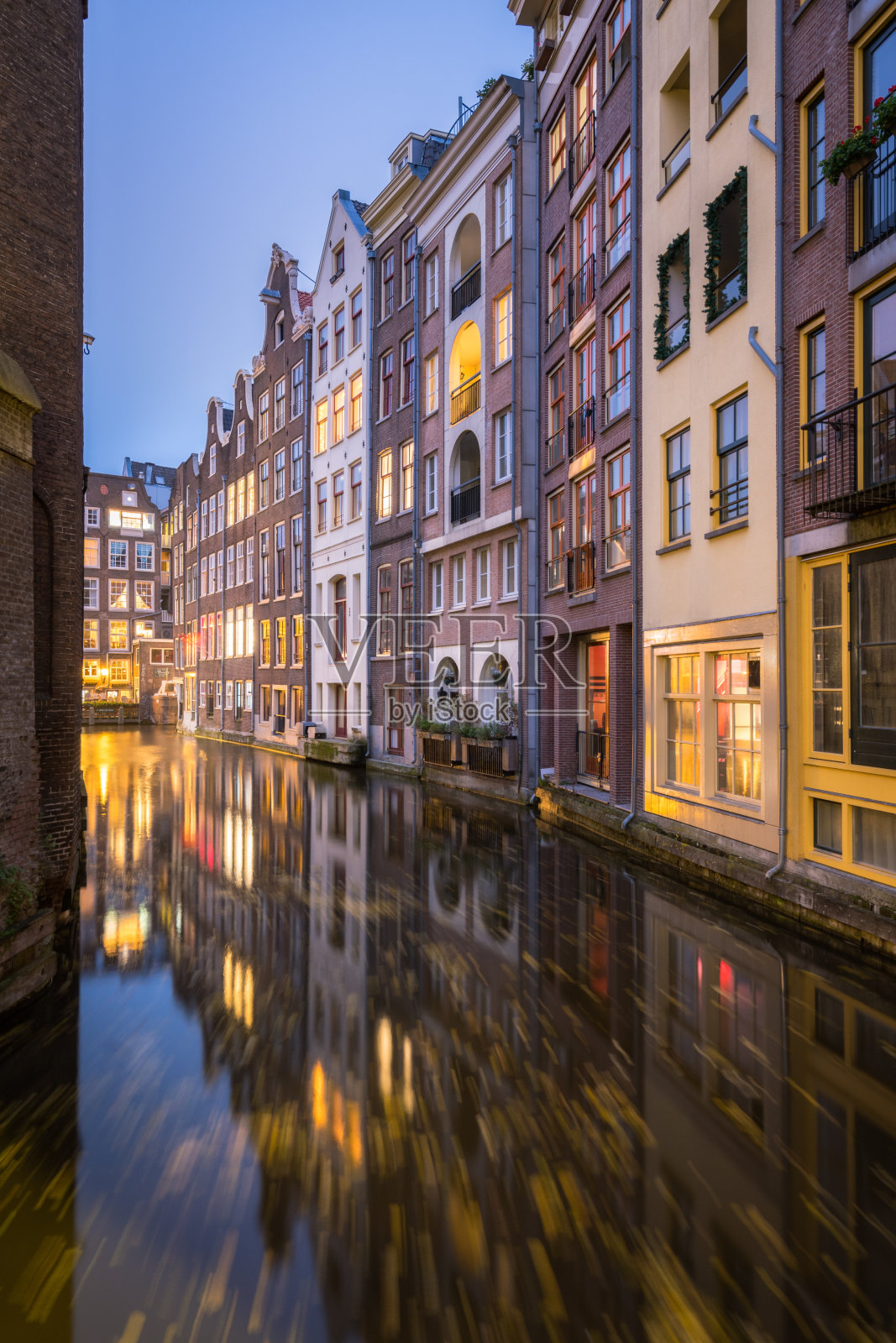 阿姆斯特丹运河沿岸色彩斑斓的建筑照片摄影图片