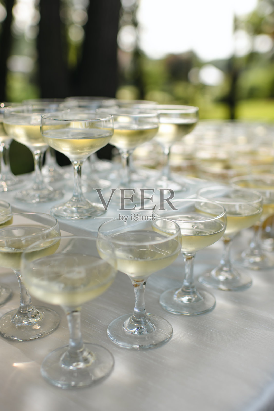 在户外的庆祝活动中堆叠香槟酒杯照片摄影图片