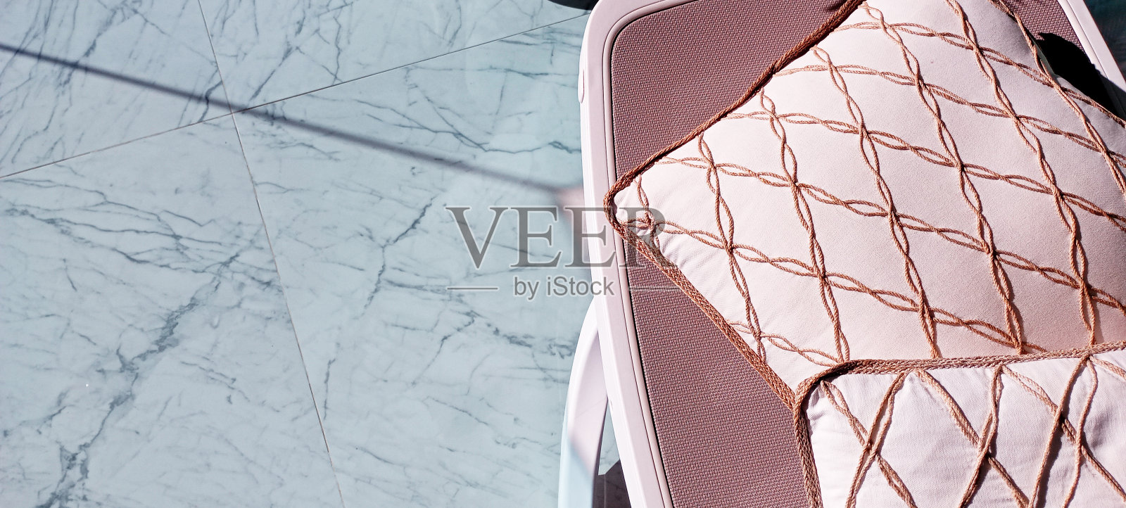 Villajoyosa露台上的太阳躺椅细节照片摄影图片