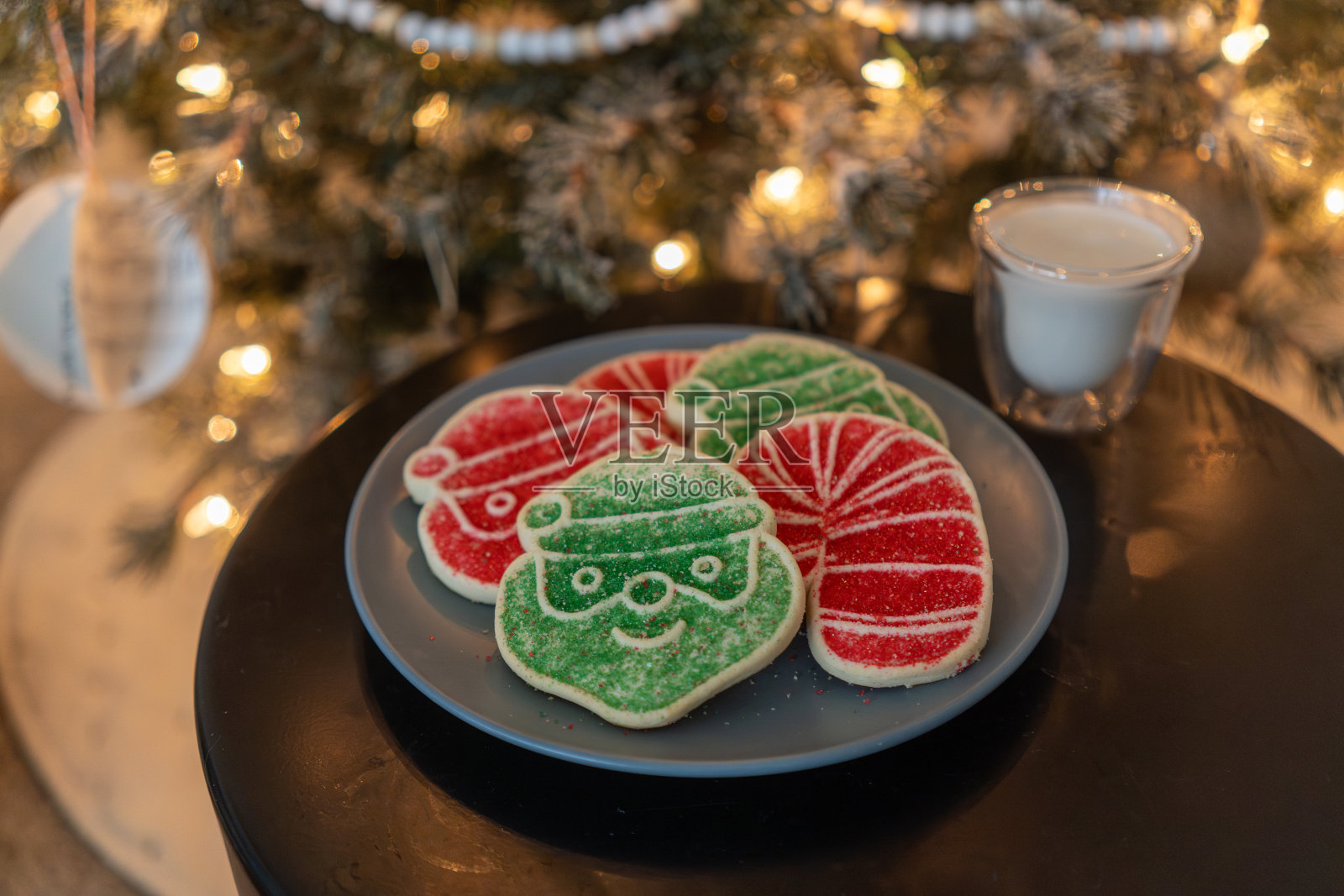 圣诞树前给圣诞老人一盘节日饼干和一杯牛奶照片摄影图片