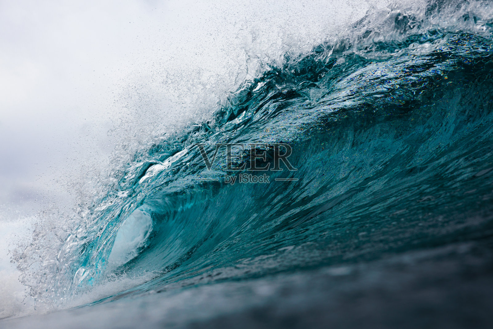 强大的海浪在大西洋破裂照片摄影图片