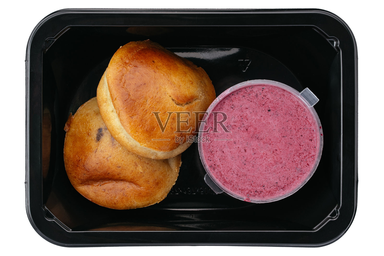 盒饭里放着果酱煎饼，背景是白色的照片摄影图片