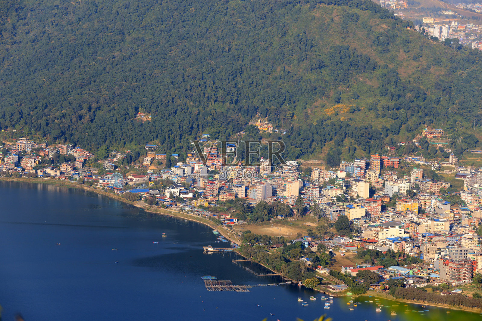 鸟瞰尼泊尔博卡拉Phewa湖的湖滨。照片摄影图片