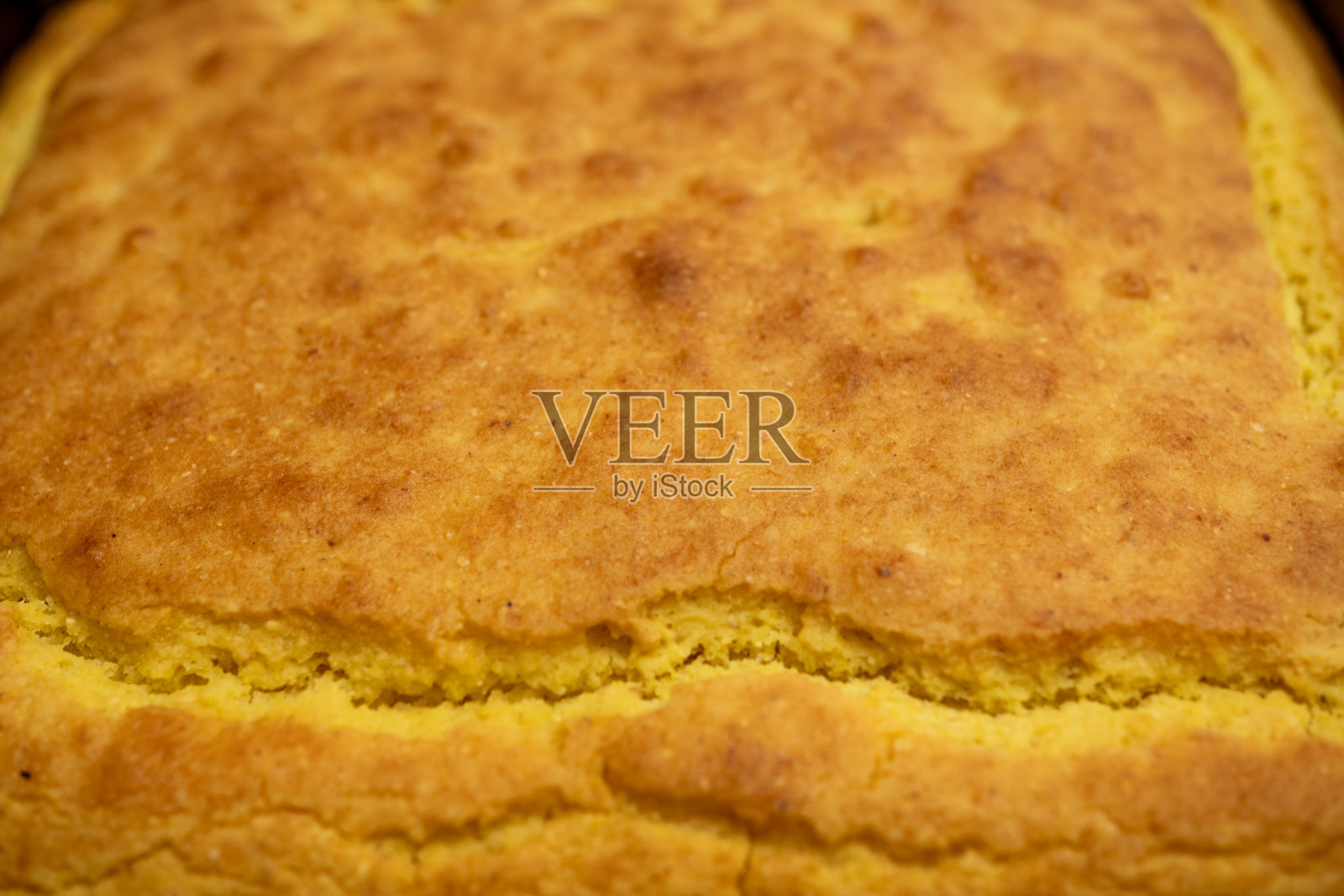 平底锅里的自制玉米面包照片摄影图片